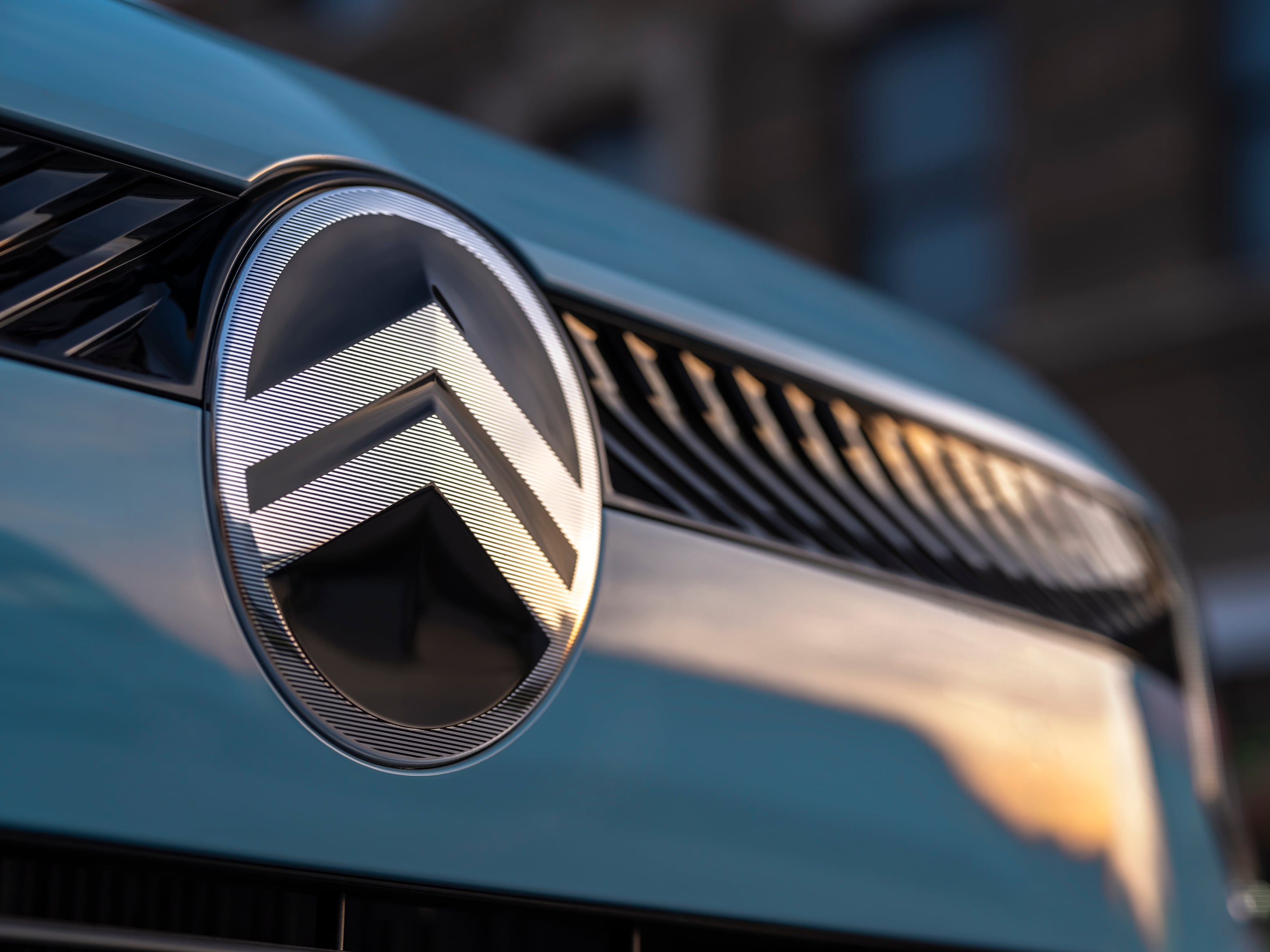 C3 front logo details