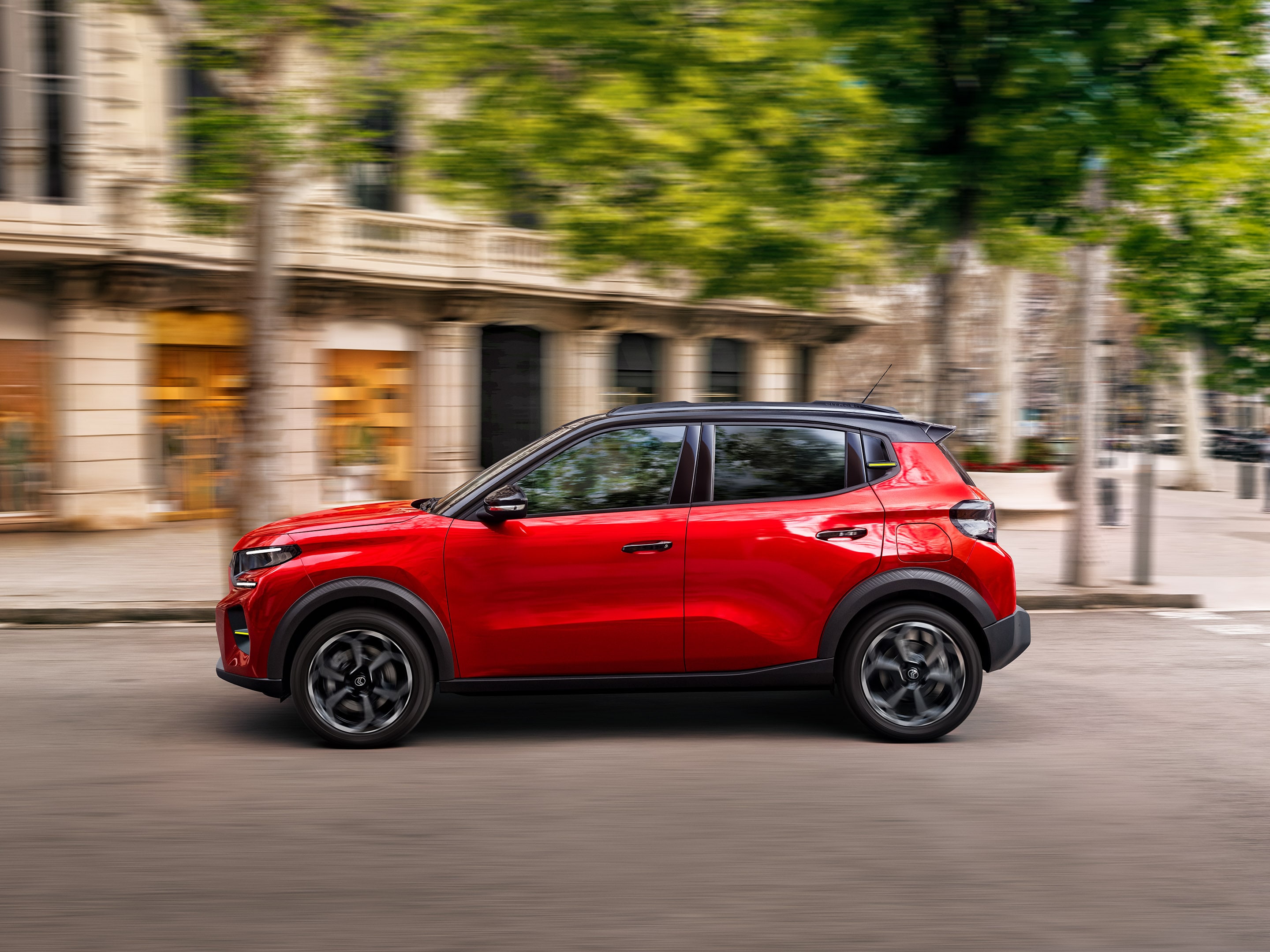 Achteraanzicht van de bagageruimte van de Citroën C3 SUV met royale laadruimte voor praktische en betaalbare stedelijke mobiliteit.