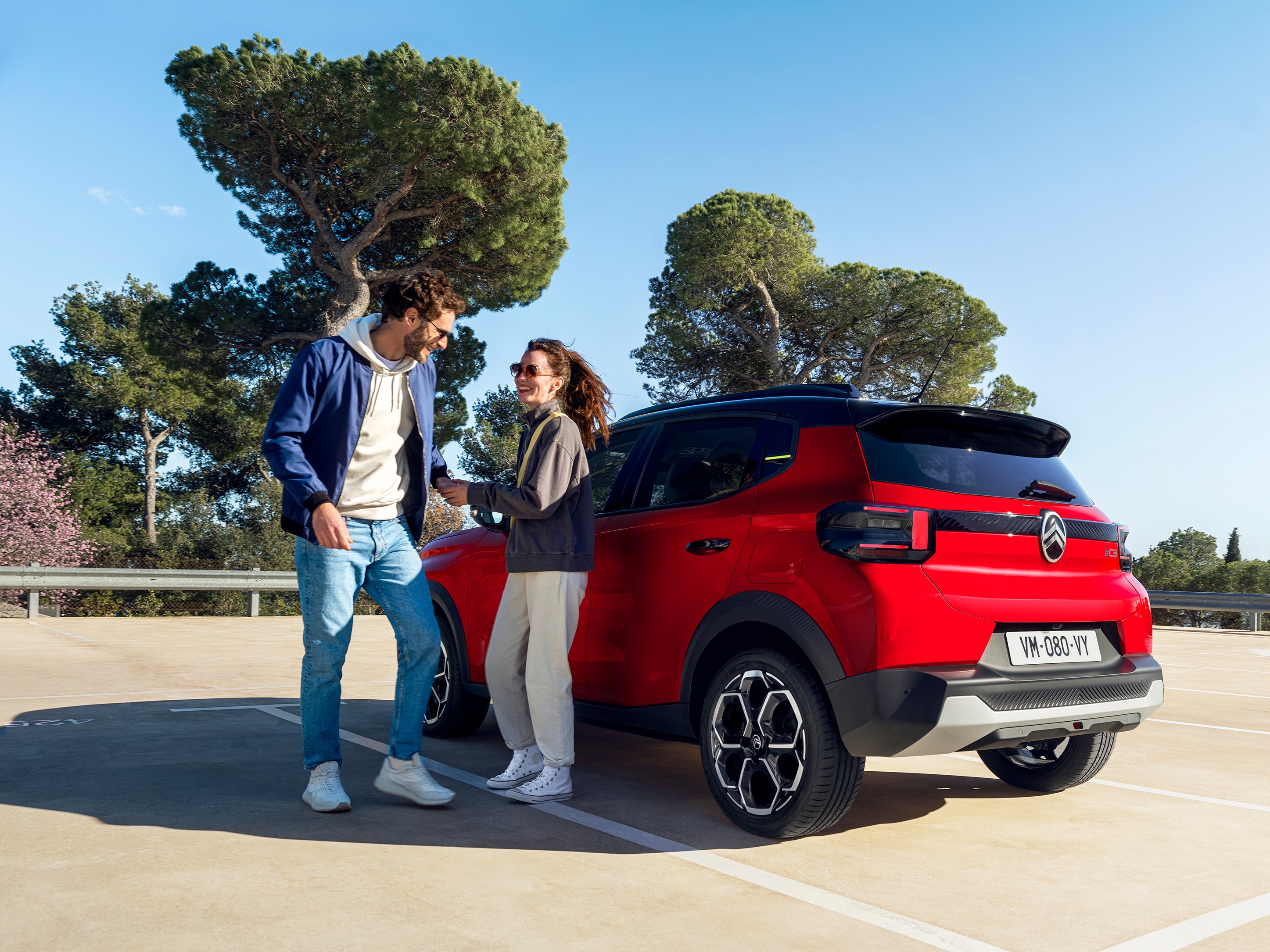 Driekwart achteraanzicht van de Citroën C3 SUV met moderne styling voor ontspannen en betaalbare dagelijkse stedelijke mobiliteit.