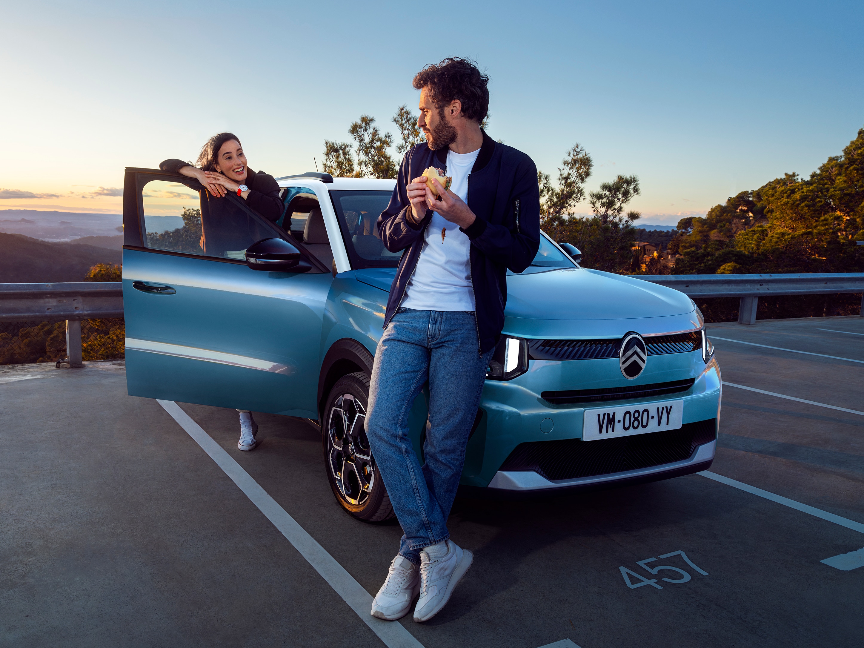 Driekwart vooraanzicht van de Citroën C3 SUV met een ontspannen pauzemoment voor soepele en betaalbare dagelijkse mobiliteit.