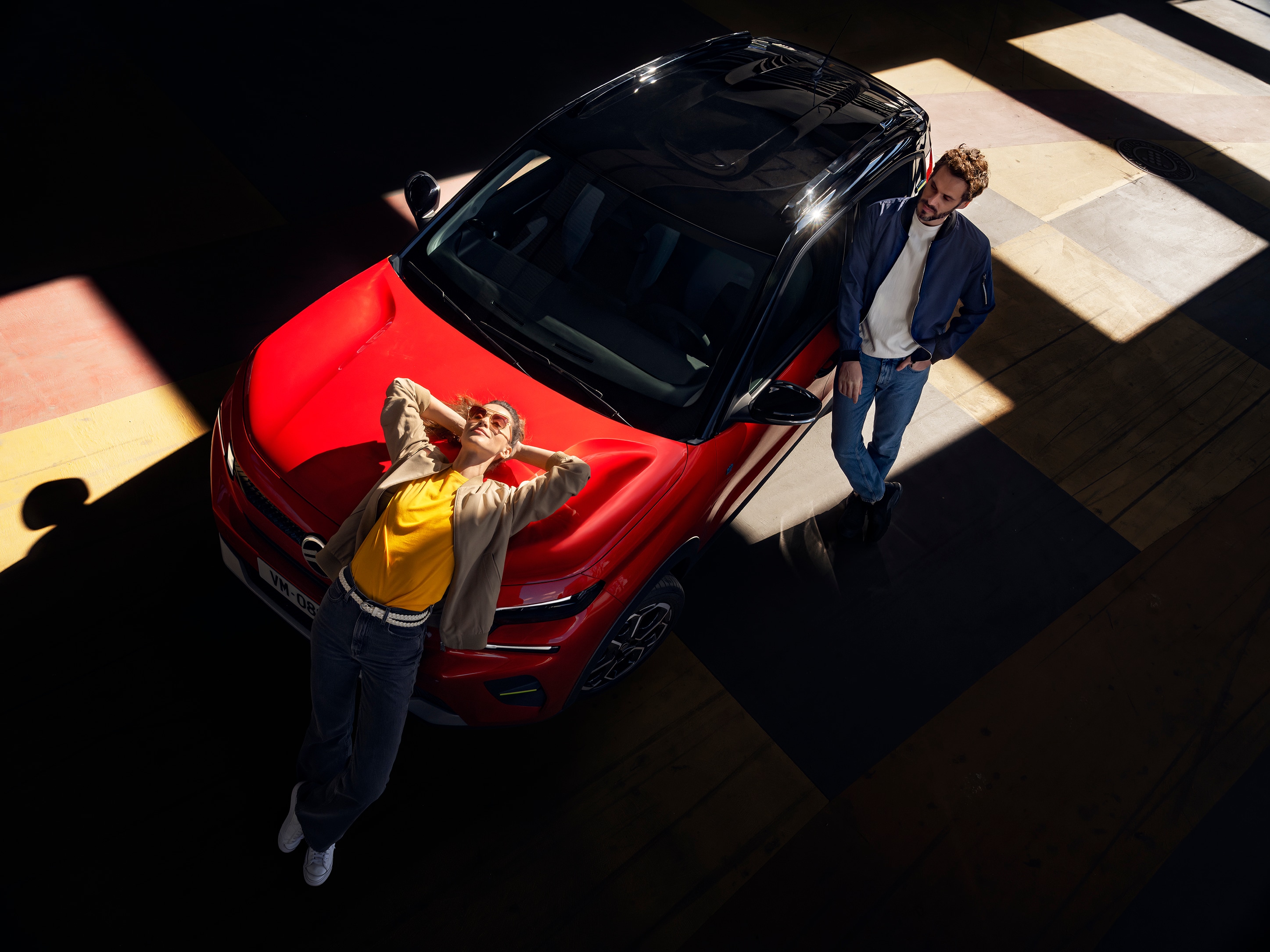 Bovenaanzicht van de Citroën C3 SUV met stijlvol two‑tone design voor ontspannen en betaalbare dagelijkse stedelijke mobiliteit.