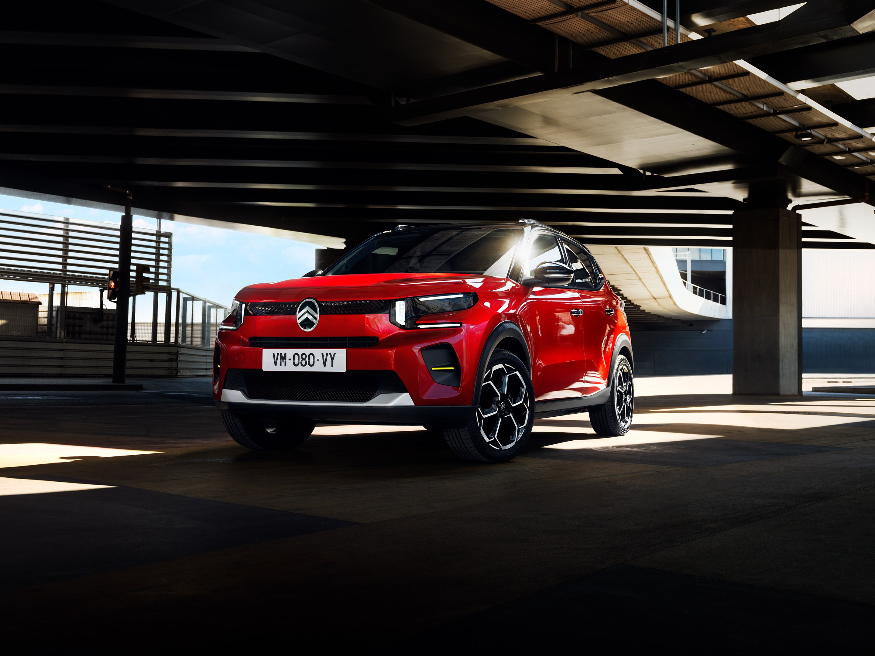 Driekwart vooraanzicht van de Citroën C3 SUV met een uitgesproken design voor zelfverzekerde en betaalbare dagelijkse stedelijke mobiliteit.