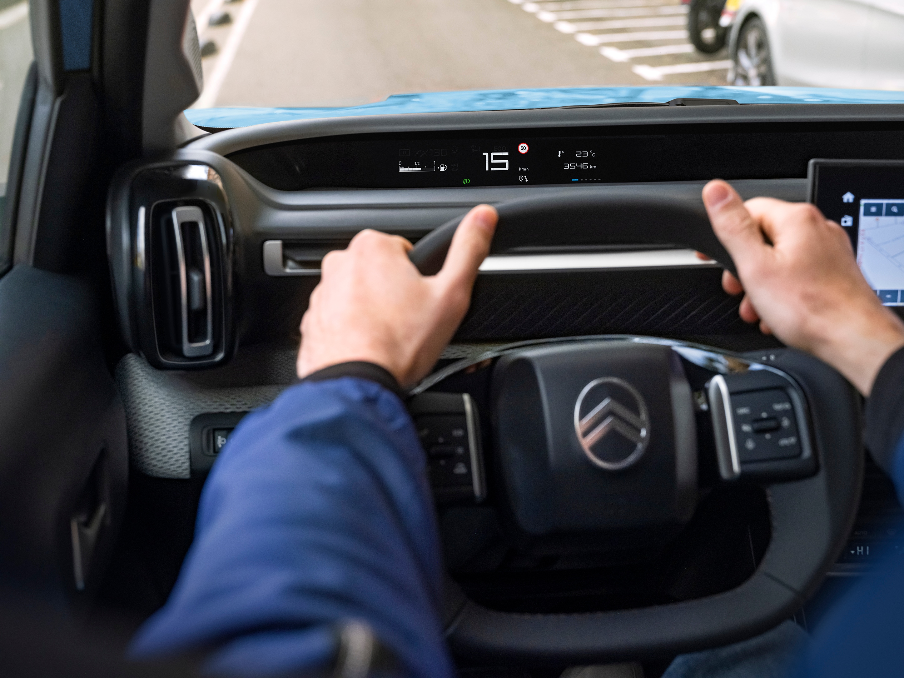 Bestuurdersaanzicht van de cockpit van de Citroën C3 SUV met digitaal display voor intuïtieve, comfortabele en betaalbare stedelijke mobiliteit.