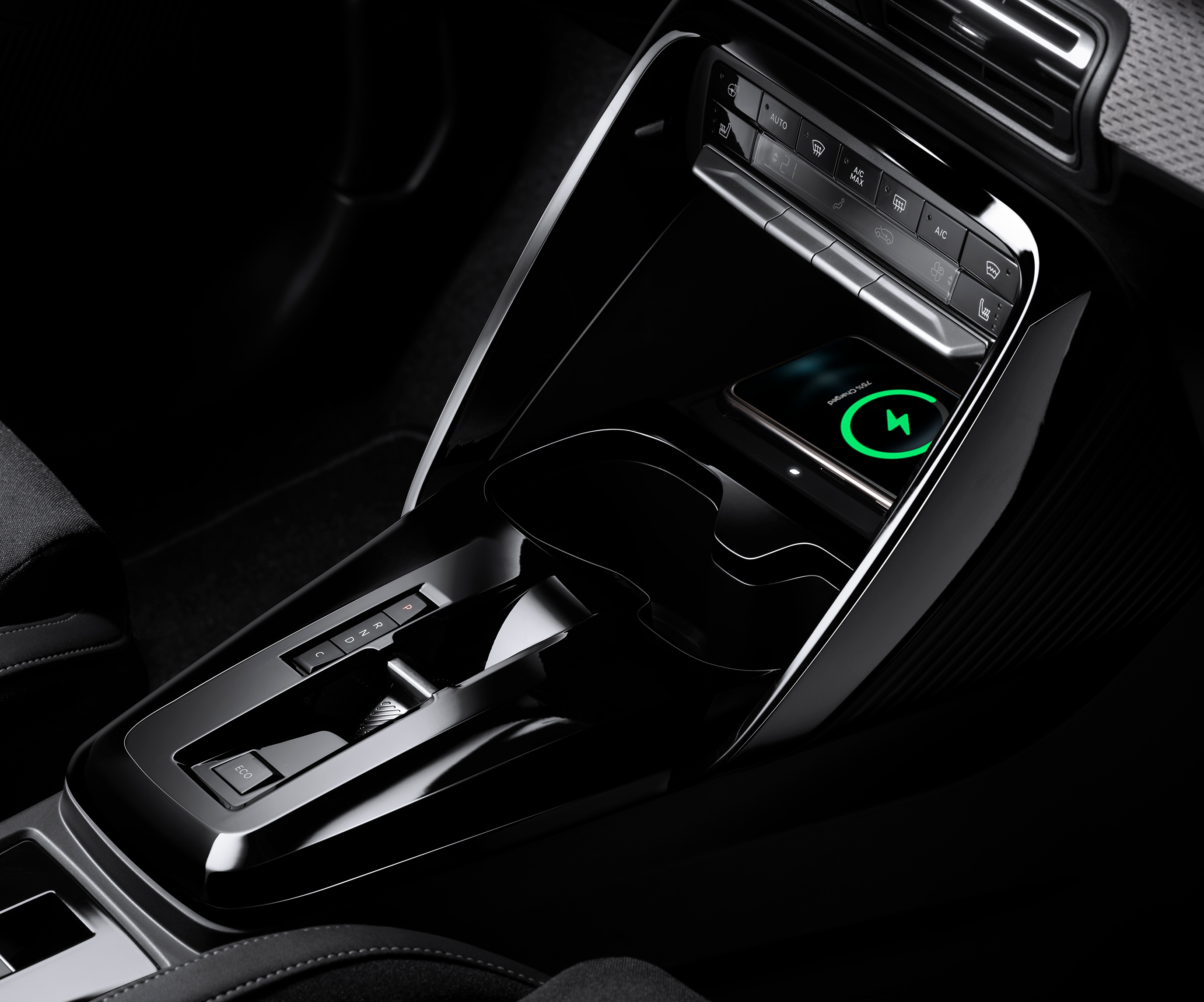 Close‑up van de middenconsole van de Citroën C3 SUV met draadloos opladen voor praktische en betaalbare dagelijkse mobiliteit.