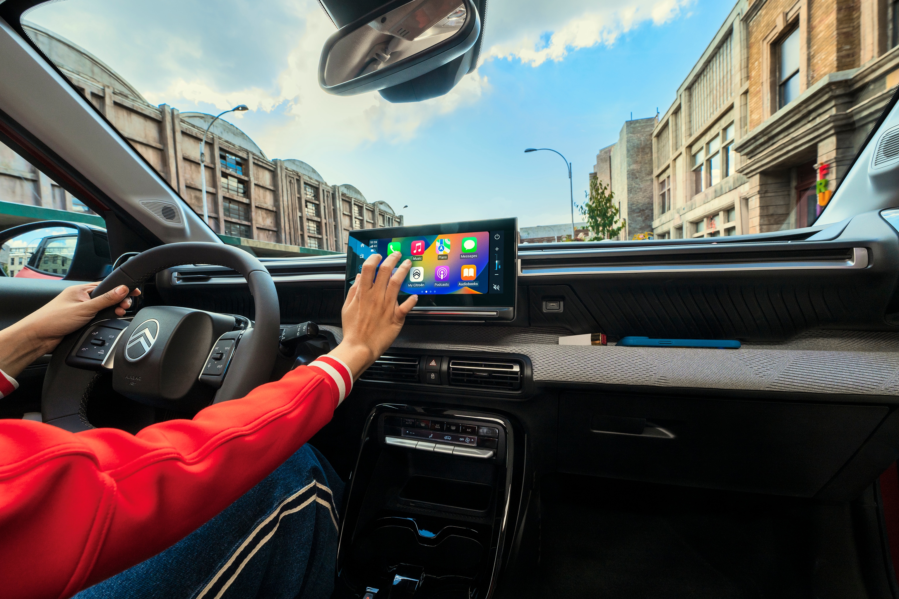 Interieuraanzicht van het touchscreen van de Citroën C3 SUV met verbonden infotainment voor intuïtieve, comfortabele en betaalbare stedelijke mobiliteit.