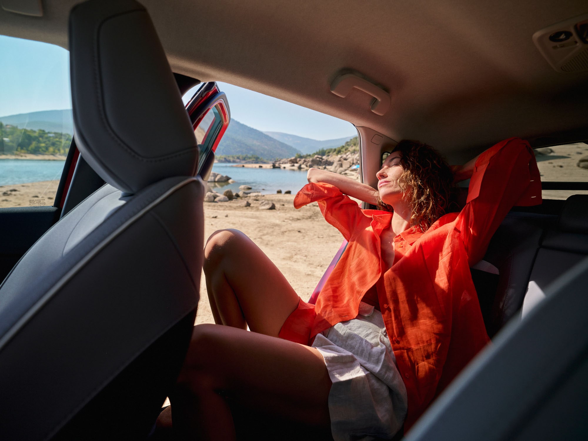 Interieuraanzicht achterin van de ë‑C4 met ruim comfort, ontspanning, rust en design voor een vredig premium moment.