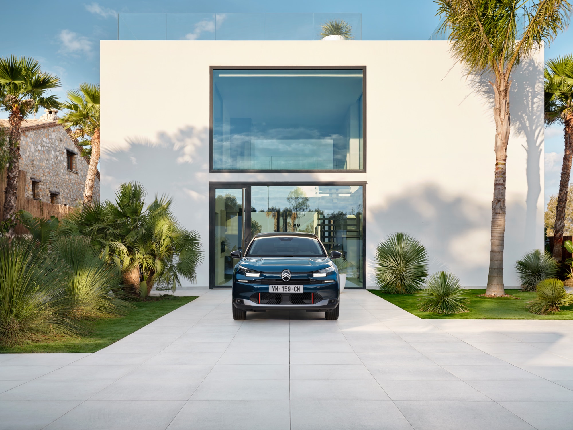 Vooraanzicht van de Bleu Eclipse ë‑C4 met stijlvol design, veiligheid en aerodynamica voor een moderne, architectonische premium uitstraling.