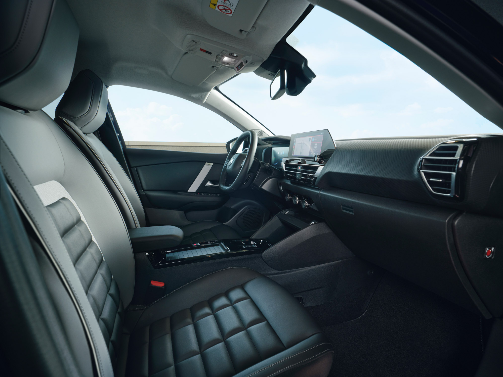 Interieuraanzicht voorin van de Citroën C4 X met stoelen, dashboard en centraal display.