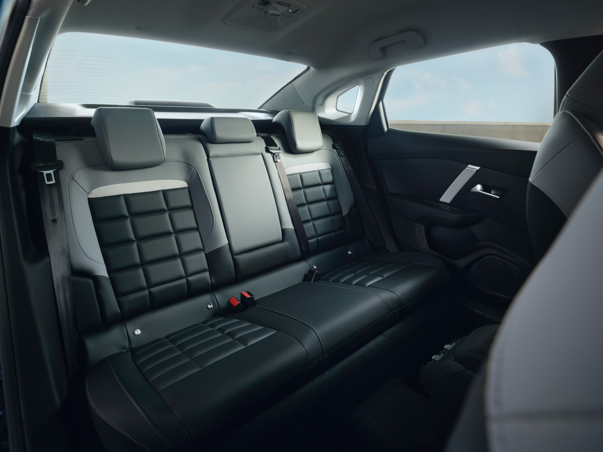 Achterste zitruimte van de Citroën C4 X met ruime en comfortabele lederen stoelen.