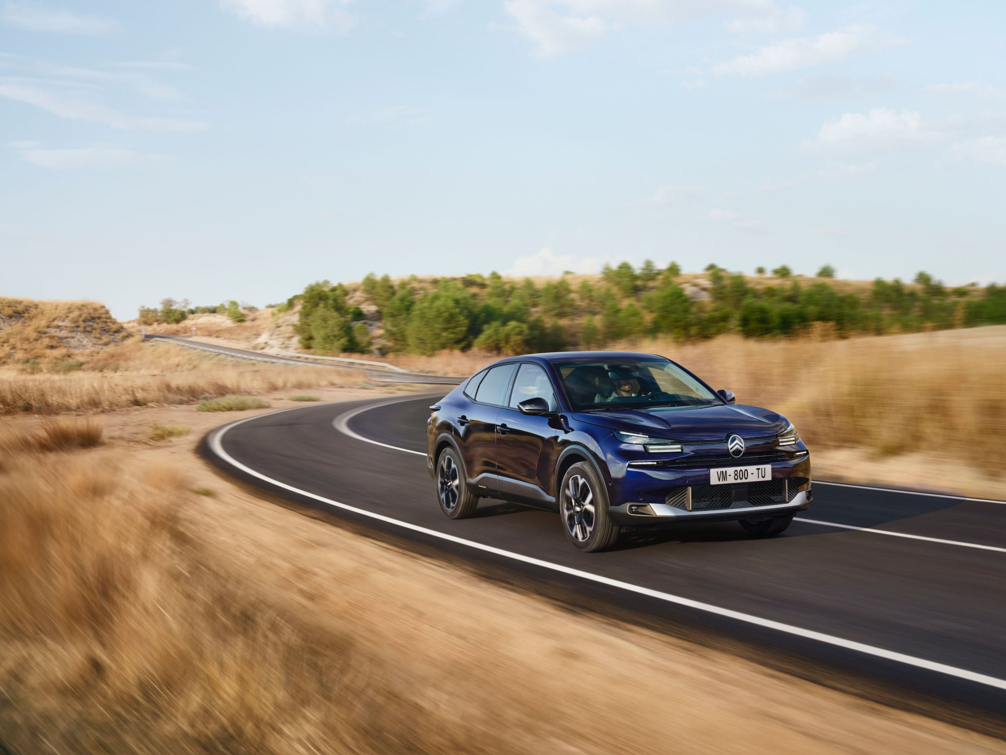 Driekwart vooraanzicht rijdend van de Citroën C4 X met wendbaar fastback‑design voor zelfverzekerde en betaalbare mobiliteit.