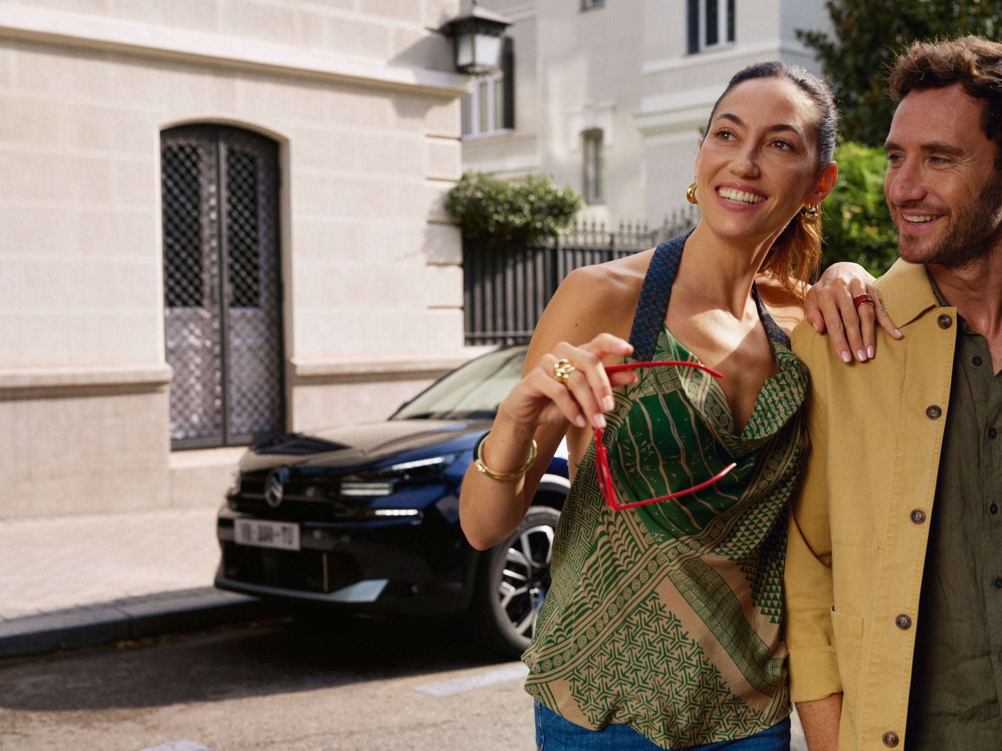 Lifestyle‑scene met de Citroën C4 X geparkeerd, die het moderne fastback‑design toont voor stijlvolle en betaalbare mobiliteit.