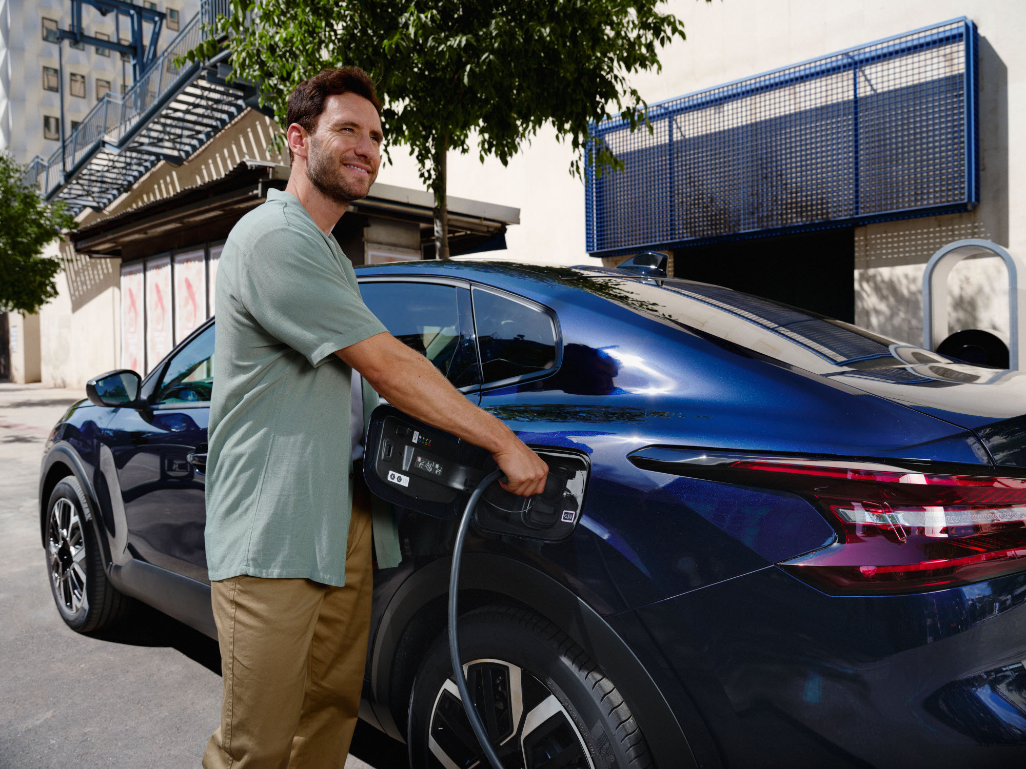 Oplaadaanzicht van de Citroën C4 X fastback met eenvoudig toegankelijke laadaansluiting voor praktische en efficiënte elektrische mobiliteit.