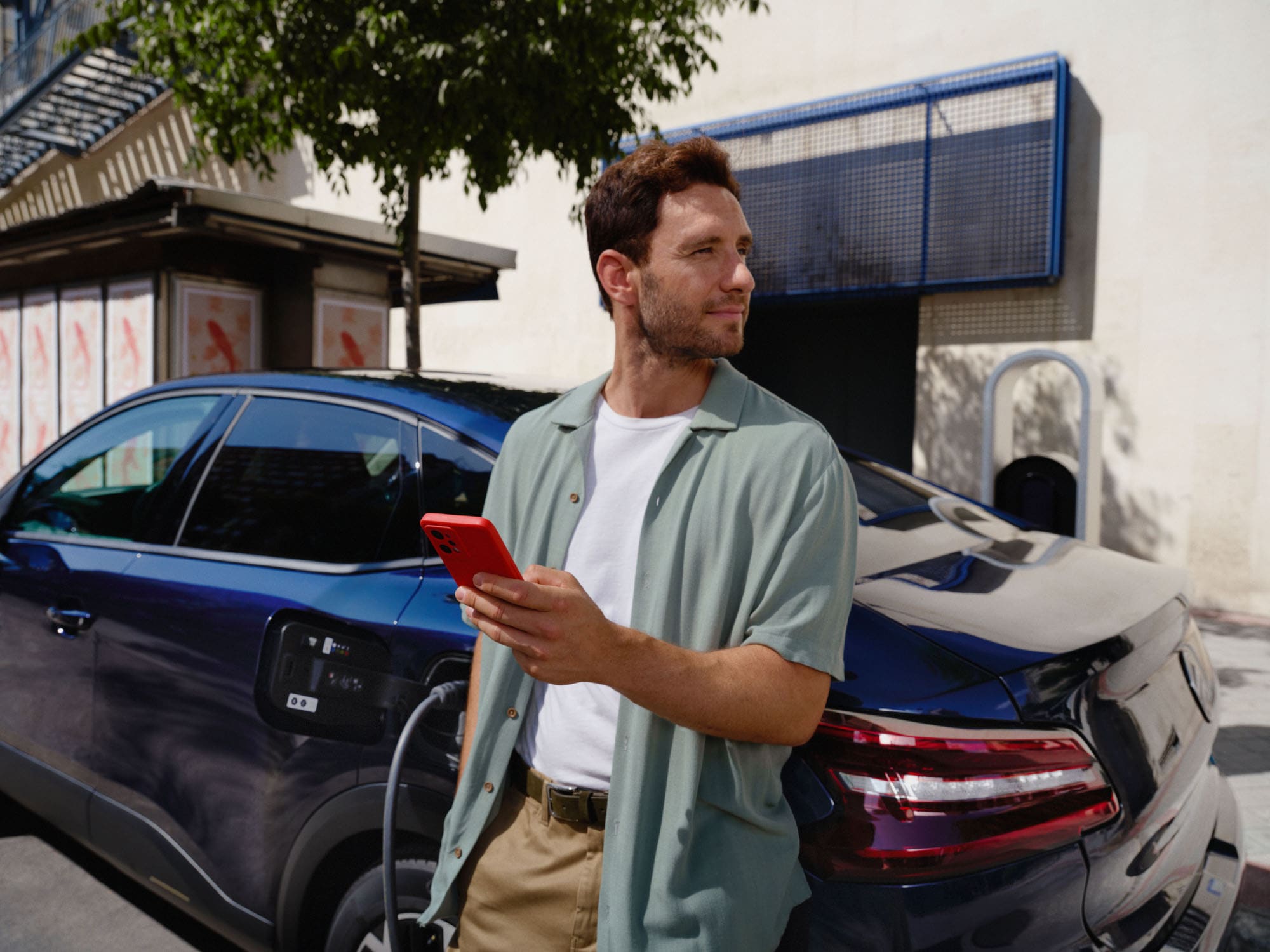 Verbonden laadsituatie van de Citroën C4 X fastback met slim app‑gebruik voor gemakkelijke dagelijkse elektrische mobiliteit.