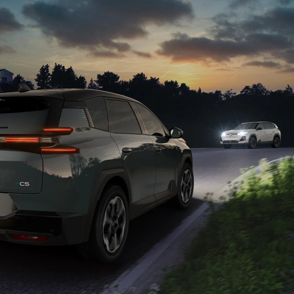 Driekwart achteraanzicht van de C5 Aircross met High Beam Assist voor beter nachtzicht, veiligheid en technologie tijdens een zelfverzekerde rit.
