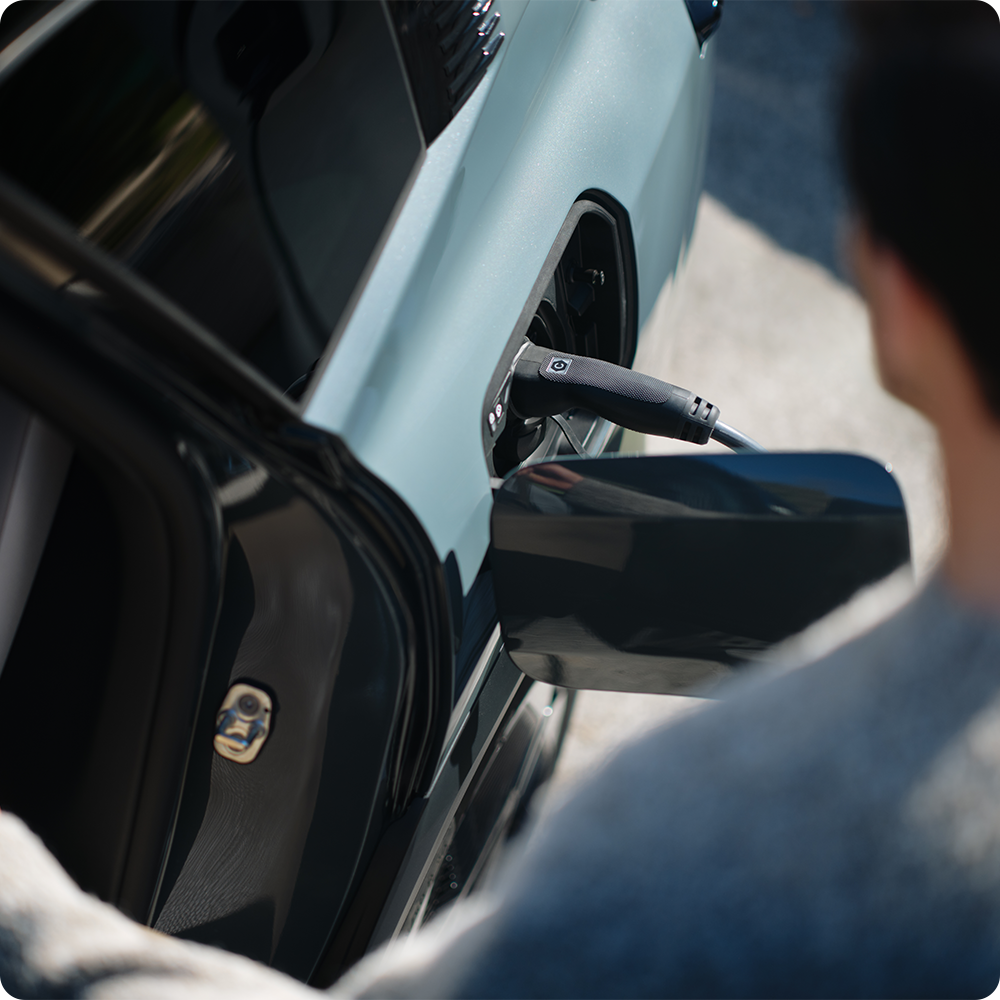 Close‑up van de ë‑C5 Aircross tijdens laden onderweg met focus op technologie, veiligheid, efficiëntie en soepel openbaar laden.