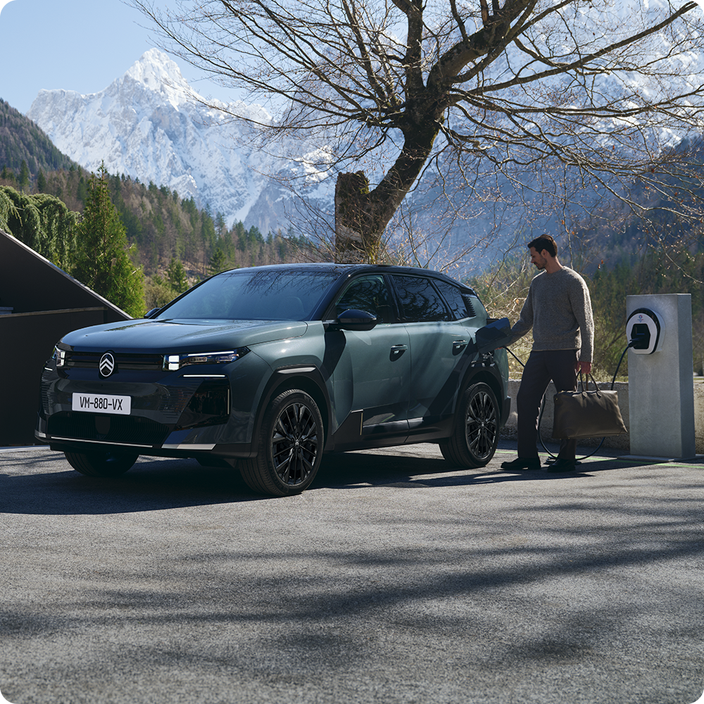 Vooraanzicht van de ë‑C5 Aircross tijdens thuisladen met nadruk op veiligheid, efficiëntie, technologie en dagelijks gebruiksgemak.