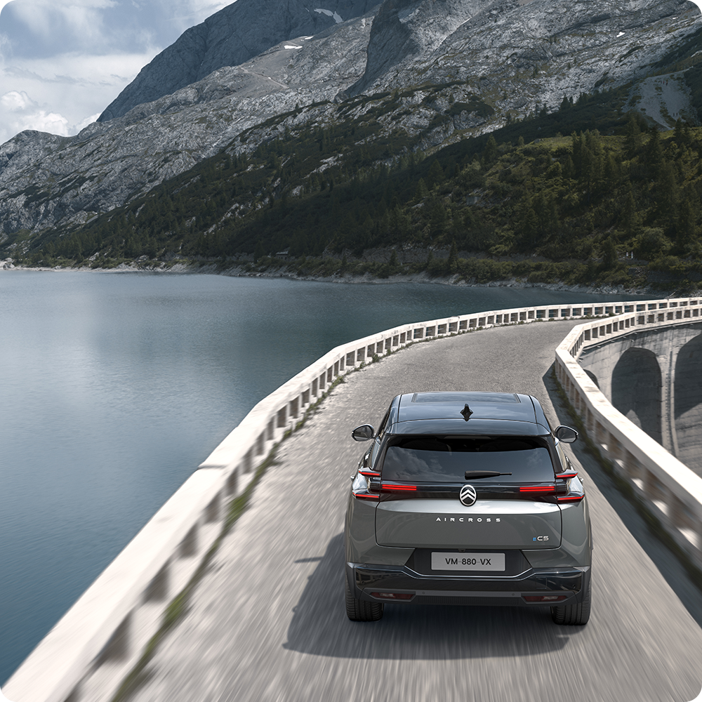 Achteraanzicht van de C5 Aircross met elektrisch rijbereik, efficiëntie, technologie en zelfverzekerde vrijheid bij lange afstanden.