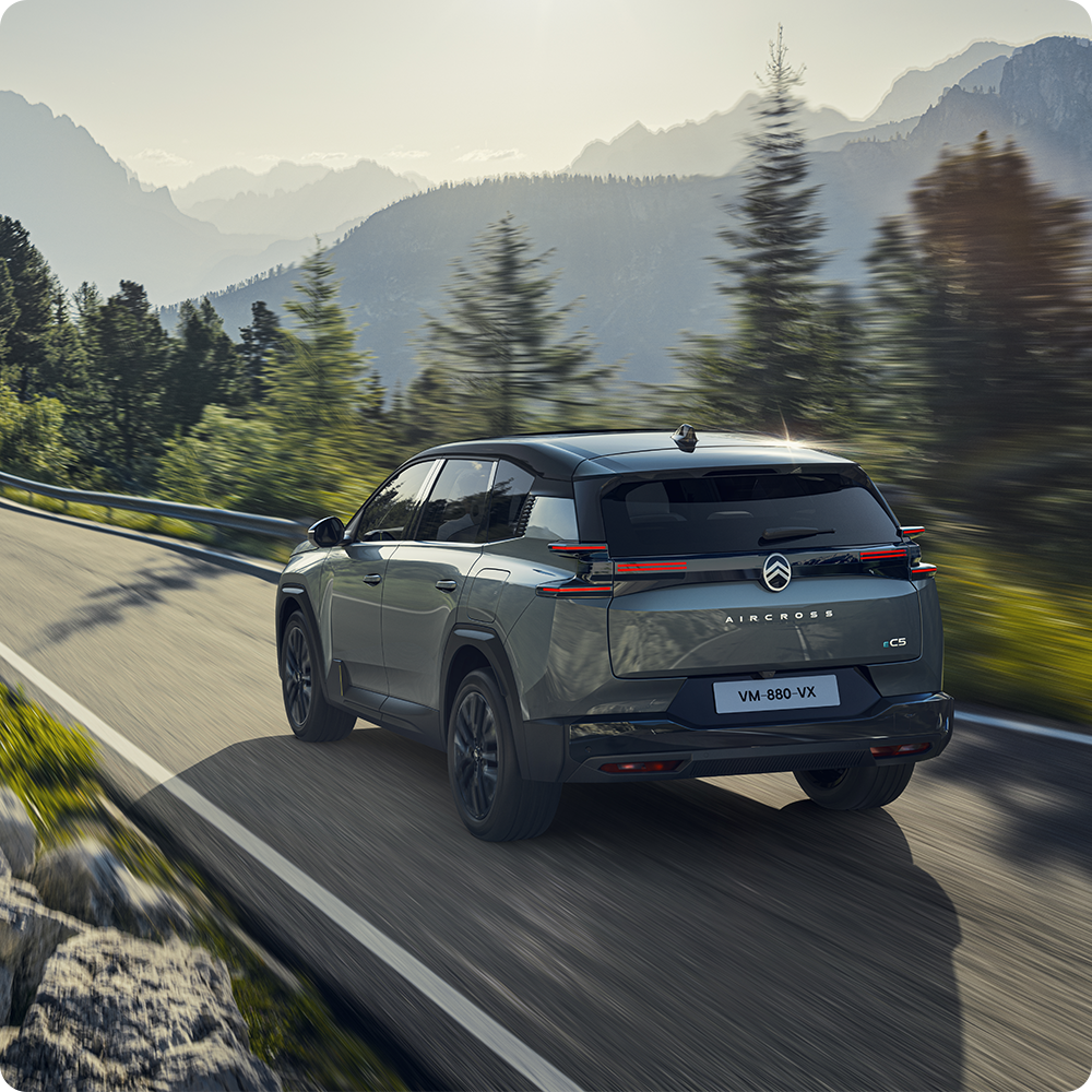 Driekwart achteraanzicht van de ë‑C5 Aircross met elektrische efficiëntie, veiligheid, comfort en zelfverzekerd rijden over lange afstanden.