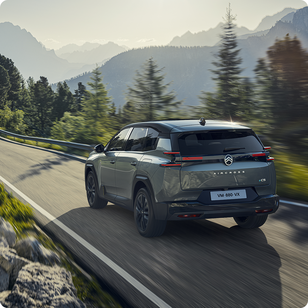 Driekwart achteraanzicht van de C5 Aircross met efficiëntie, technologie, veiligheid en flexibel rijden met of zonder opladen.