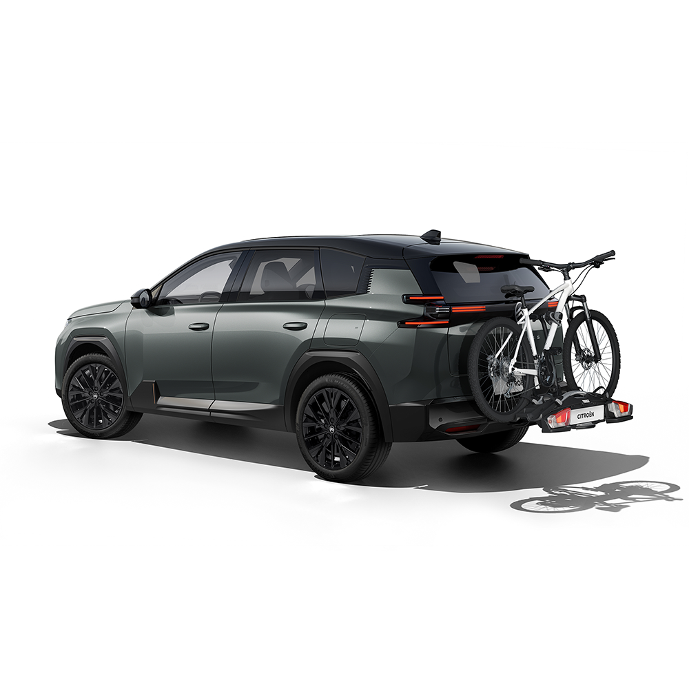 Driekwart achteraanzicht van de ë‑C5 Aircross met fietsendrager voor praktisch vervoer van fietsen en outdoor‑uitstappen.