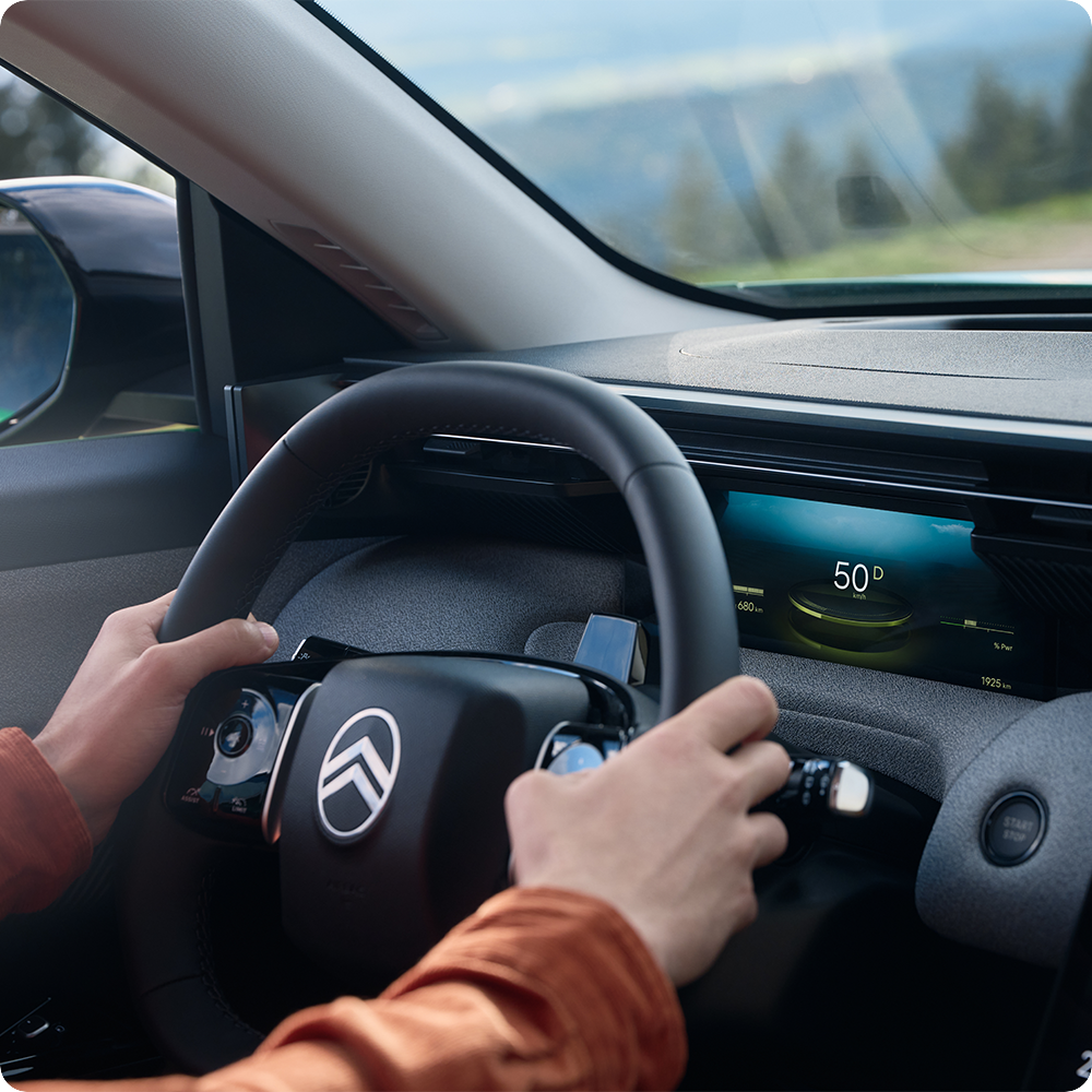 Bestuurdersaanzicht met ADAS‑technologie die veiligheid, zicht, comfort en soepel, zelfverzekerd rijden ondersteunt.
