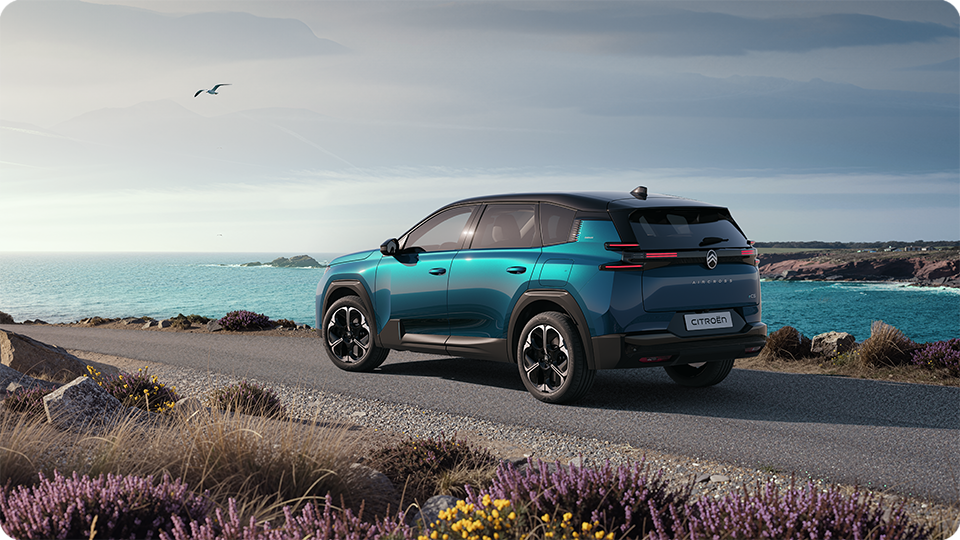 Rear three-quarter view Citroën C5 Aircross Emeraude shows Citroën Light Wings Rear LED lights and spacious design, family SUV
