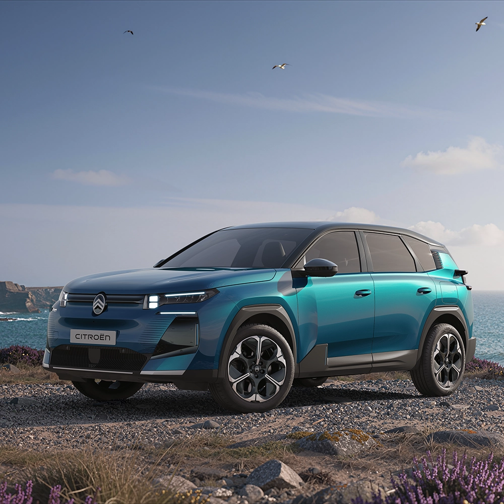 Vooraanzicht schuin van voren van de Citroën C5 Aircross Emeraude met LED-signatuur en krachtig design voor een gezins-SUV