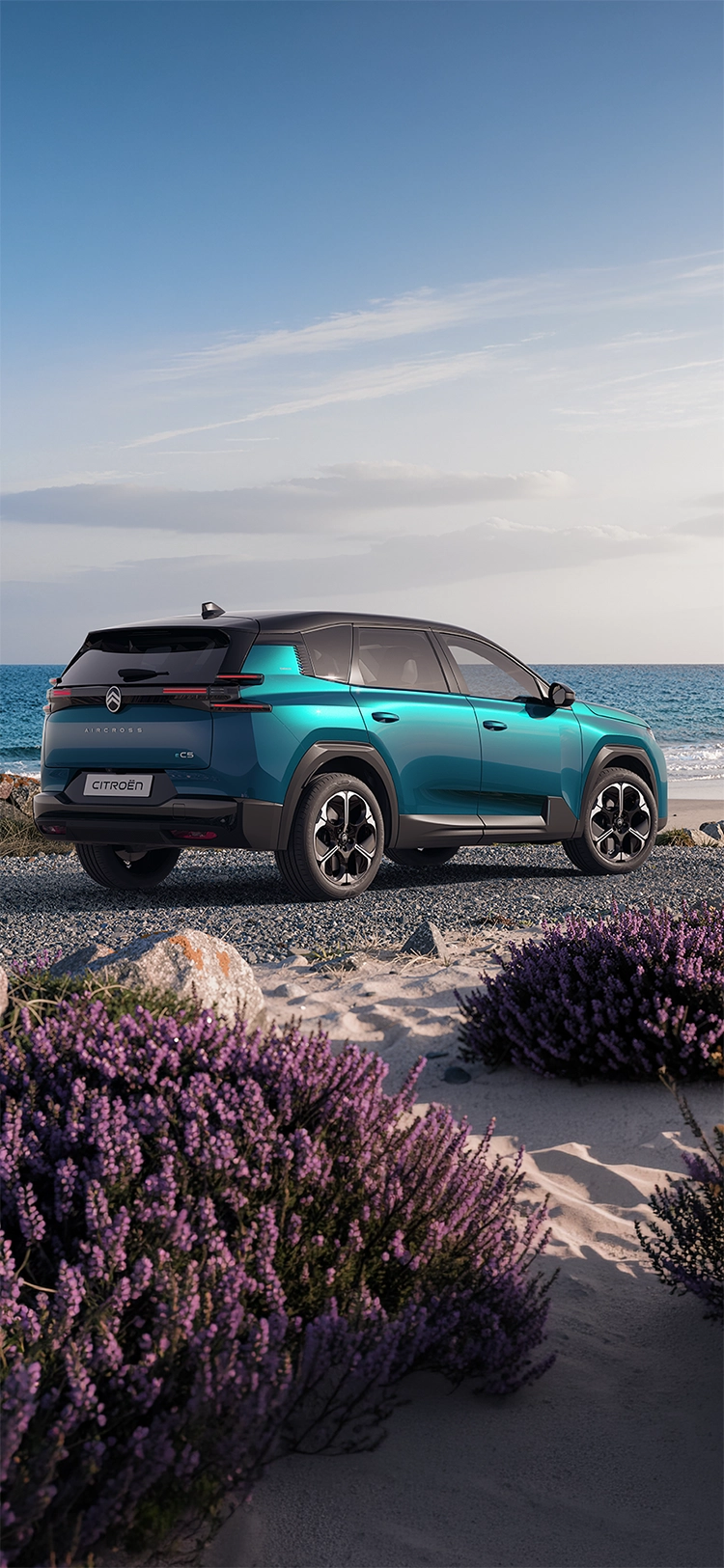 Achteraanzicht schuin van achteren van de Citroën C5 Aircross Emeraude met Light Wings LED-achterlichten en ruim SUV-design