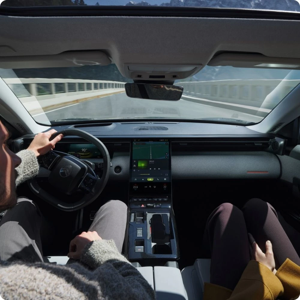 Interieuraanzicht voorin van de ë‑C5 Aircross met ergonomische technologieën, connectiviteit, veiligheid en verbeterd modern rijcomfort.