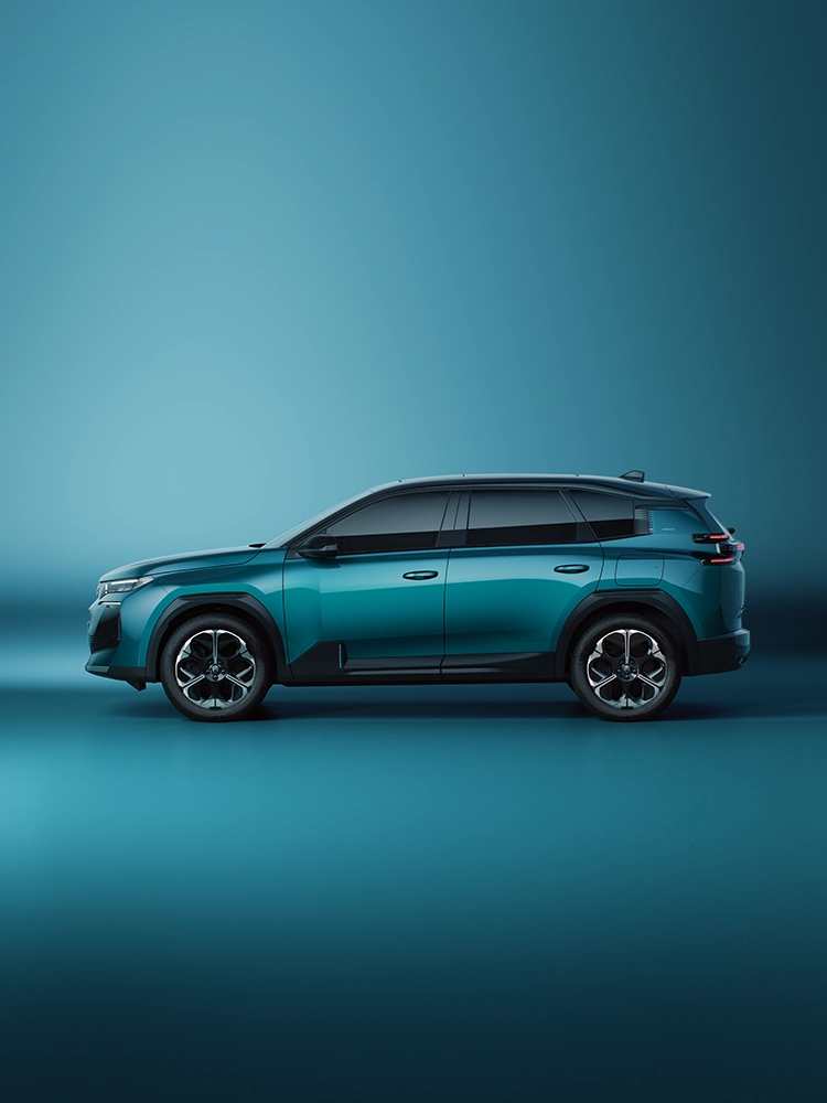 Zijaanzicht van de Citroën C5 Aircross Emeraude met ruim design, lichtmetalen velgen en veelzijdigheid voor het hele gezin