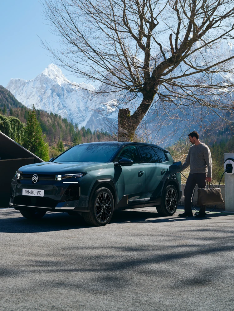 Driekwart vooraanzicht van de Astoria Green C5 Aircross met gesculpteerd SUV‑design, aerodynamica, veiligheid en premium uitstraling.