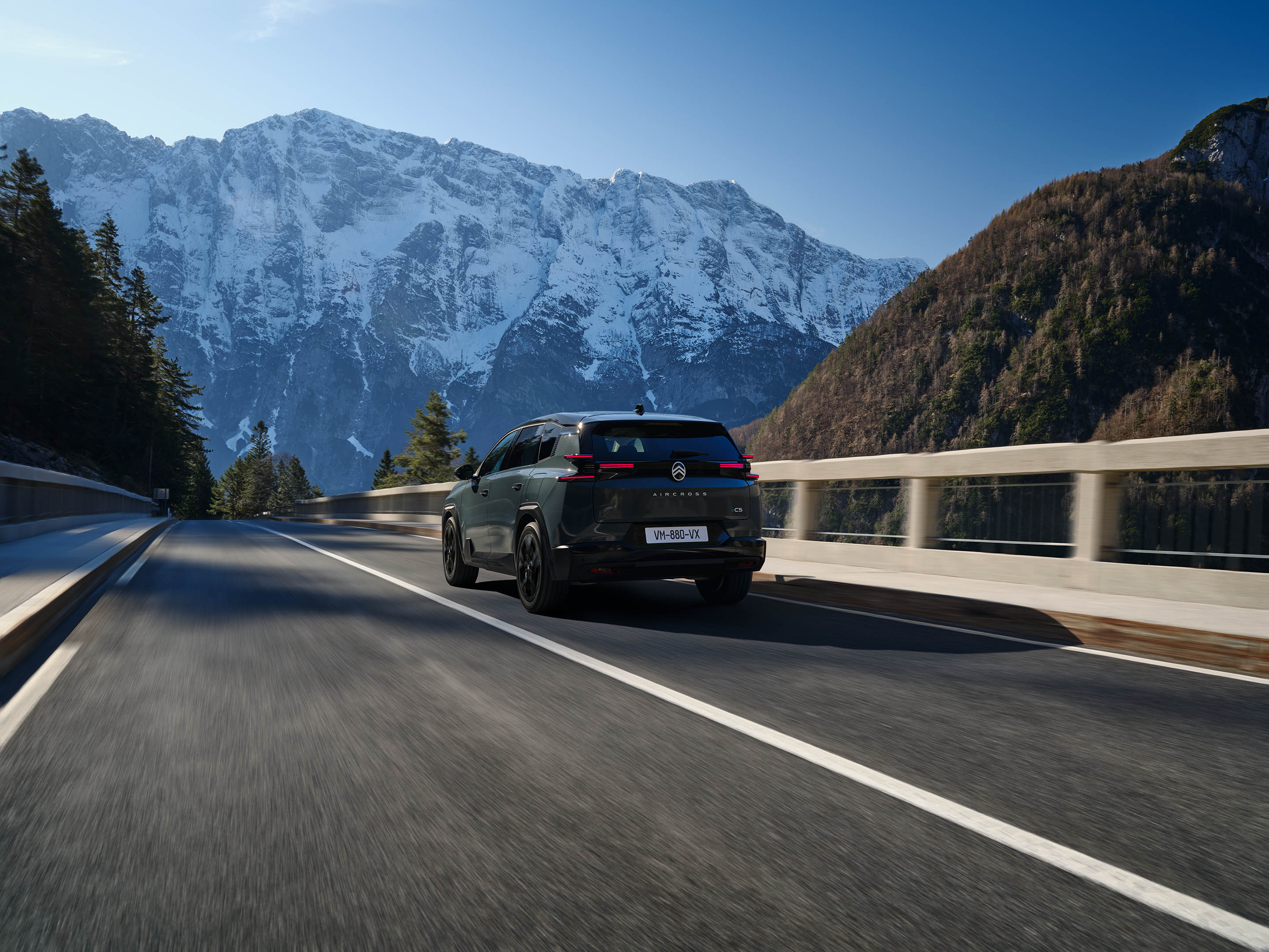 Driekwart achteraanzicht van de C5 Aircross met dynamisch aerodynamisch design, veiligheid, efficiëntie en een premium uitstraling op de weg.