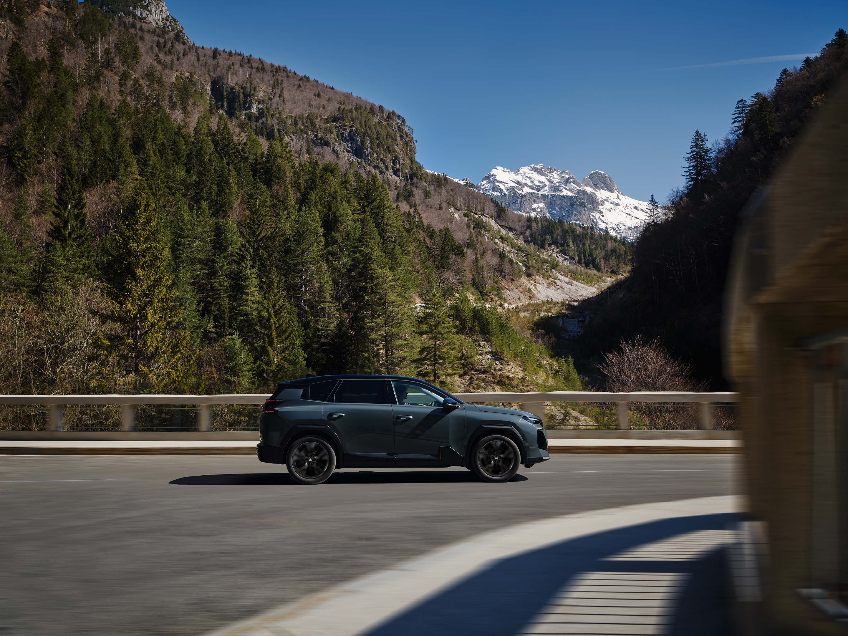 Zijaanzicht van de C5 Aircross met aerodynamisch SUV‑design, efficiëntie, comfort en veiligheid voor een premium uitstraling.