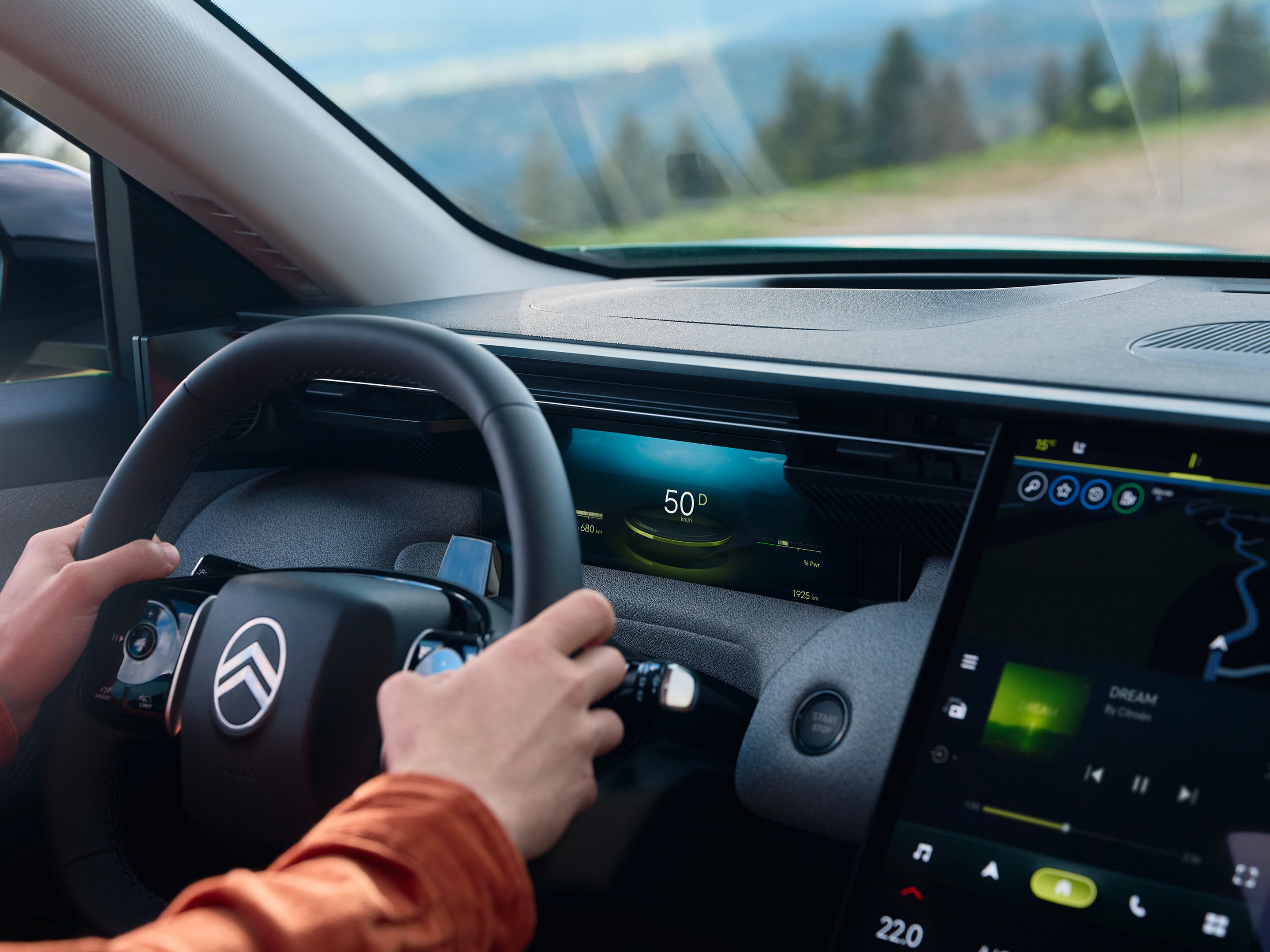 Bestuurdersaanzicht van de C5 Aircross met digitale cockpittechnologie, veiligheid, comfort en efficiëntie voor een intuïtieve premium rijervaring.