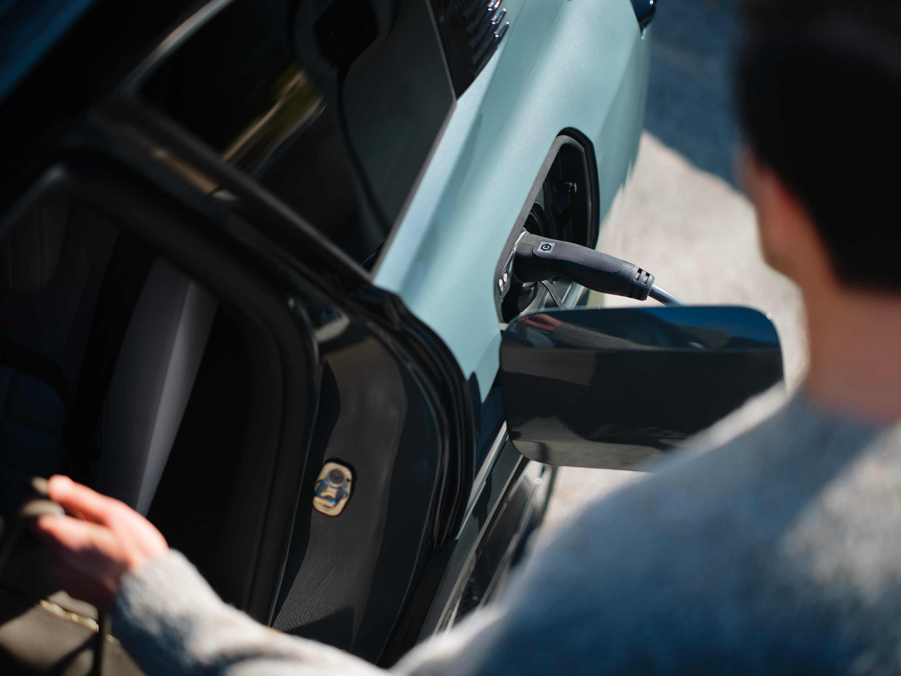 Detailaanzicht van de deur van de C5 Aircross met laadconnector, toegankelijk design, veiligheid, efficiëntie en dagelijkse bruikbaarheid.