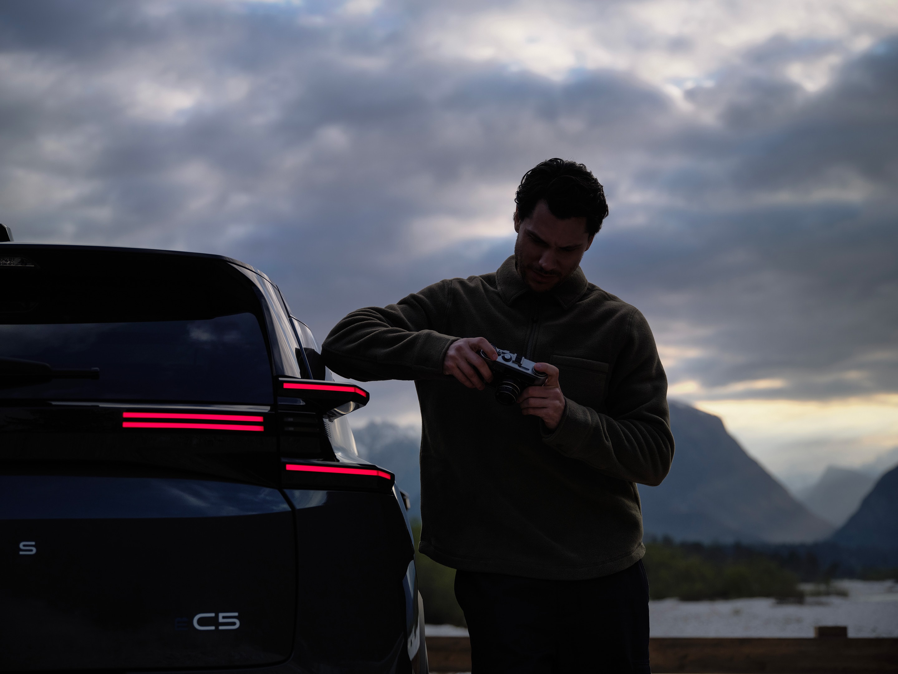 Detailaanzicht achterzijde van de C5 Aircross met LED‑signatuur, gesculpteerde oppervlakken, veiligheid, efficiëntie en premium identiteit.