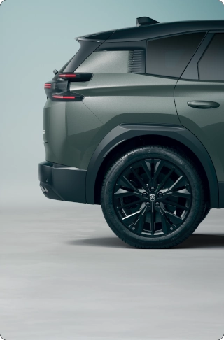 Schuin achteraanzicht van de ë‑C5 Aircross met krachtig aerodynamisch design, efficiëntie, veiligheid en premium exterieurstyling.