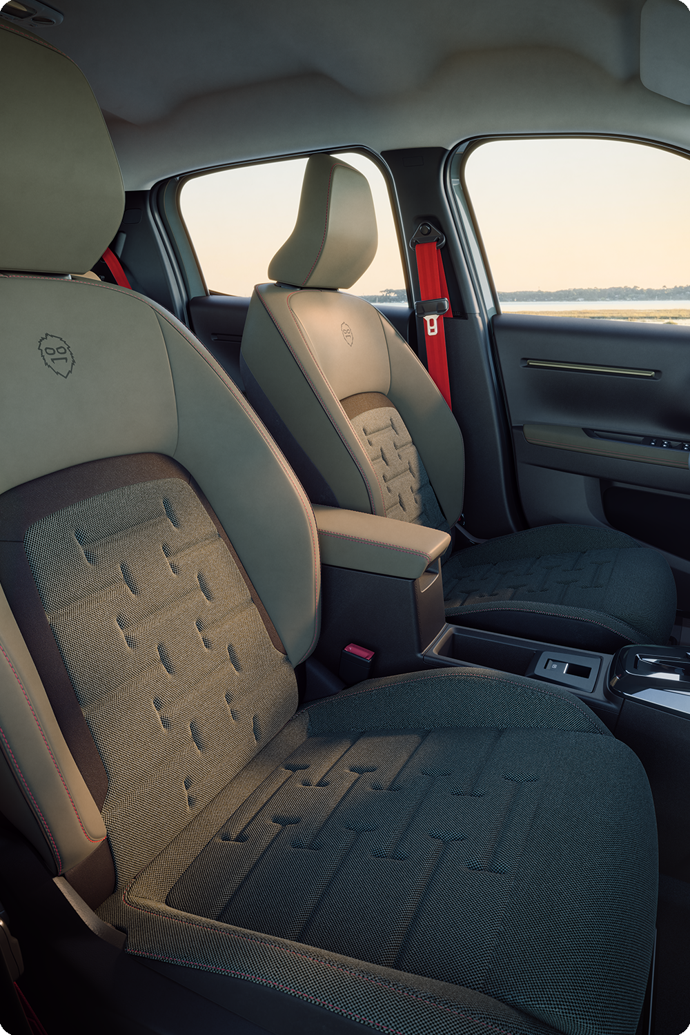 Vooraanzicht van het interieur van de Citroën C3 Outdoor met Advanced Comfort-stoelen en een ruim interieur voor al je reizen.