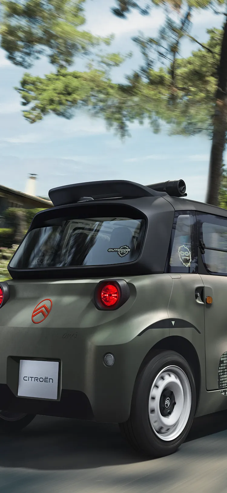 Driekwartaanzicht van de achterzijde van de Citroën Ami Outdoor: een compacte, elektrische en toegankelijke microcar met een innovatief design voor stedelijke mobiliteit.
