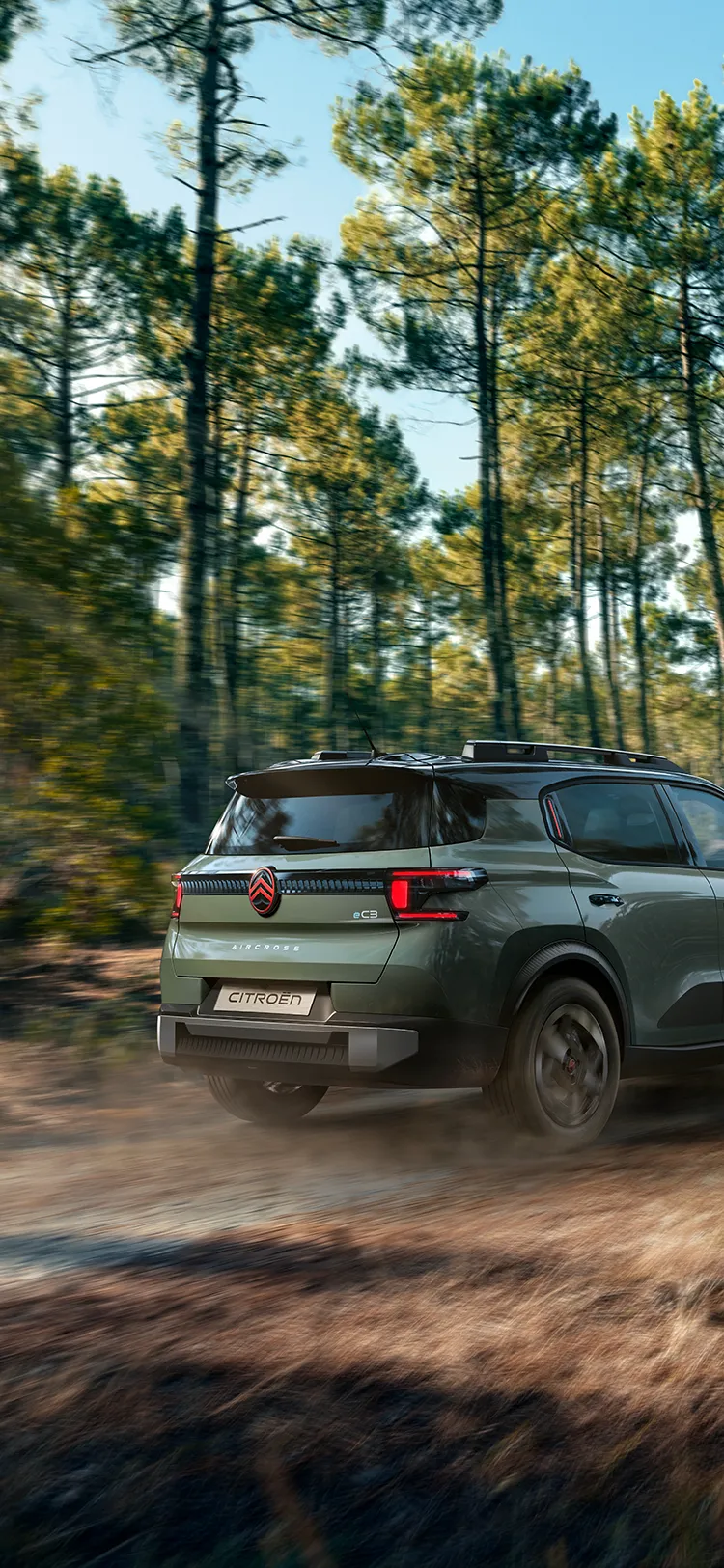 Driekwartaanzicht van de achterzijde van de Citroën C3 Aircross Outdoor: een robuuste, veelzijdige en comfortabele SUV met een innovatieve uitstraling voor avontuurlijke uitstapjes.