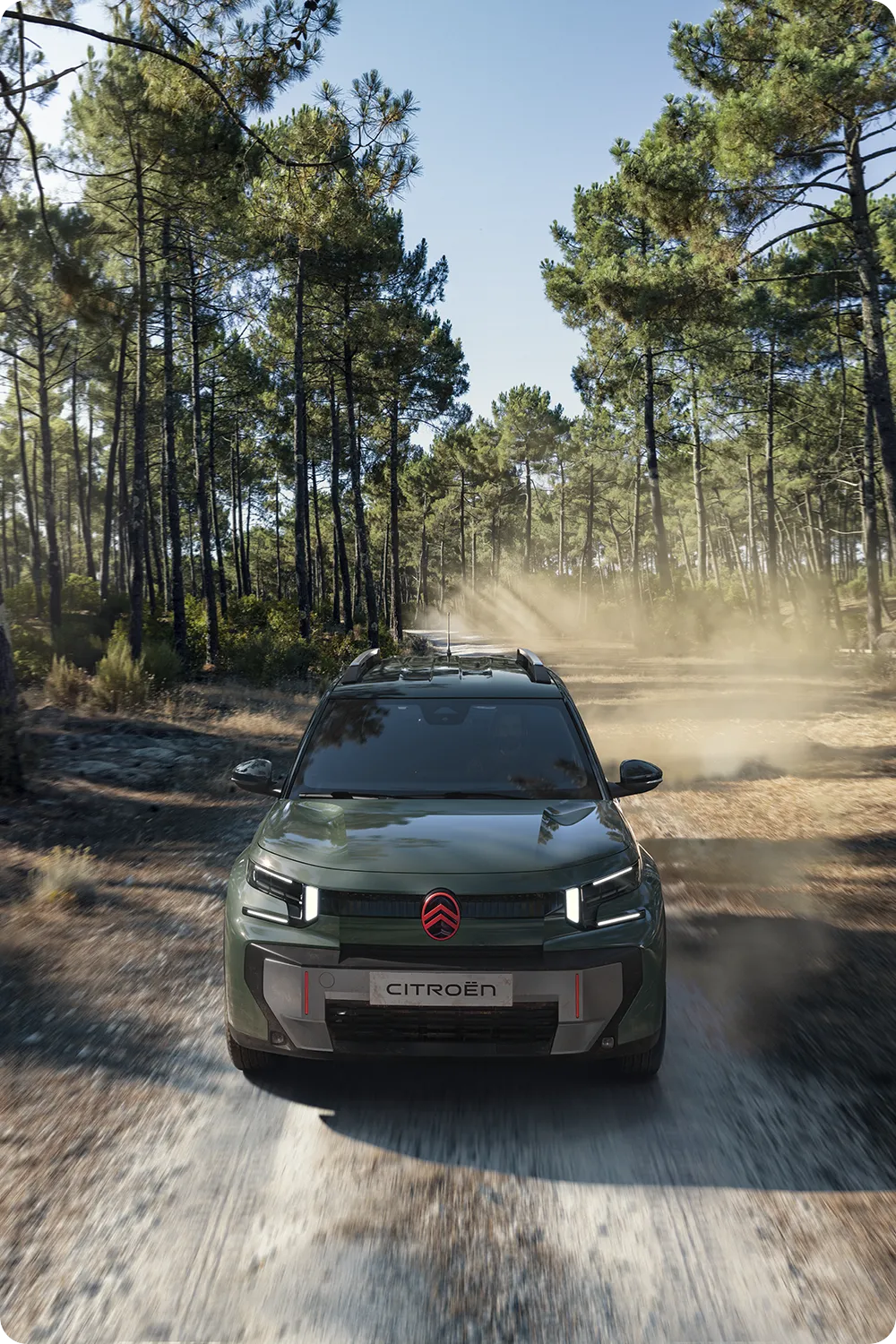 Bovenaanzicht van de voorzijde van de Citroën C3 Aircross Outdoor: een robuuste, veelzijdige en comfortabele SUV met een innovatieve uitstraling voor outdooravonturen.