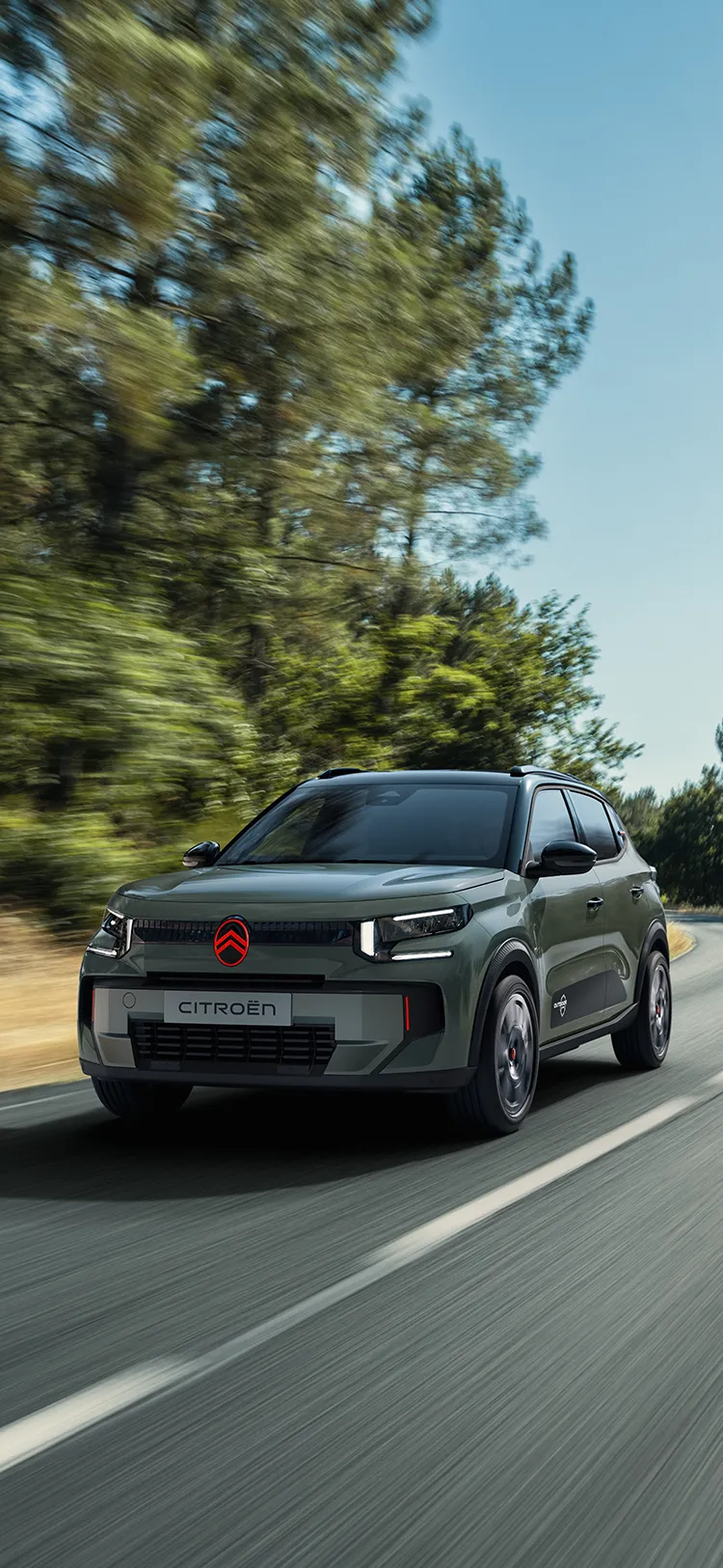 Driekwartaanzicht van de voorzijde van de Citroën C3 Outdoor: een robuuste, veelzijdige en comfortabele hatchback met crossover-uitstraling en een innovatief design voor avontuurlijke ritten.