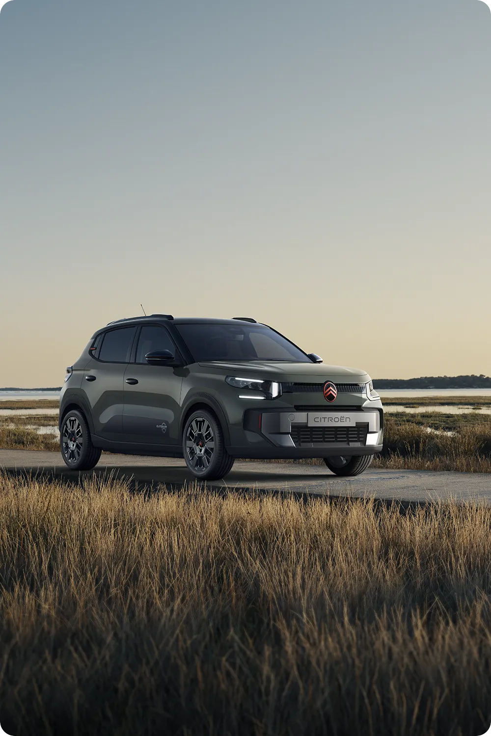 Driekwartaanzicht van de voorzijde van de Citroën C3 Outdoor: robuust, veelzijdig en comfortabel, met een innovatief design voor ritten langs de kust.