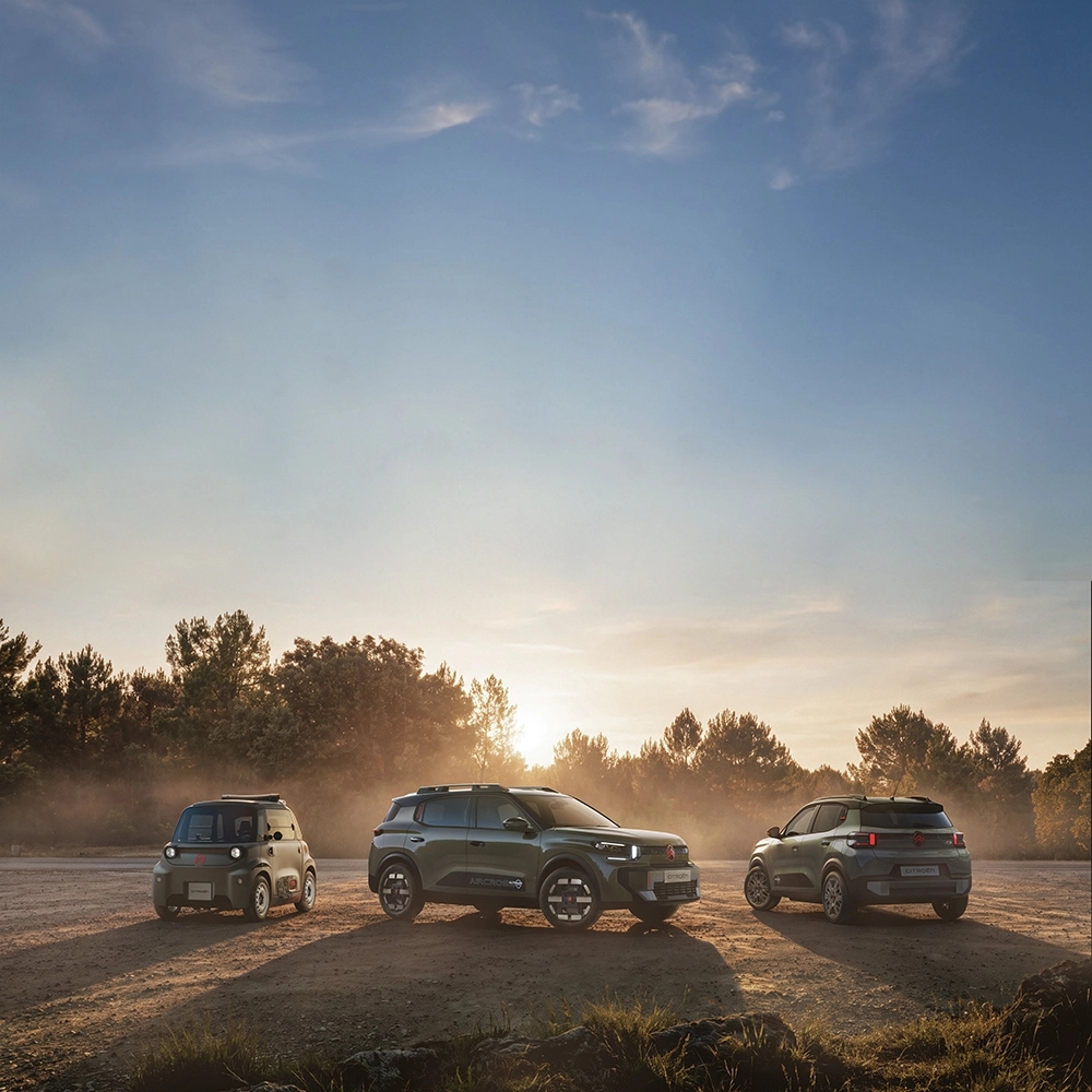 Driekwartaanzicht van het Citroën-gamma, met een ruime, veelzijdige en comfortabele uitstraling en een duidelijke outdoor-sfeer: C3 Outdoor, C3 Aircross Outdoor en Ami Outdoor.