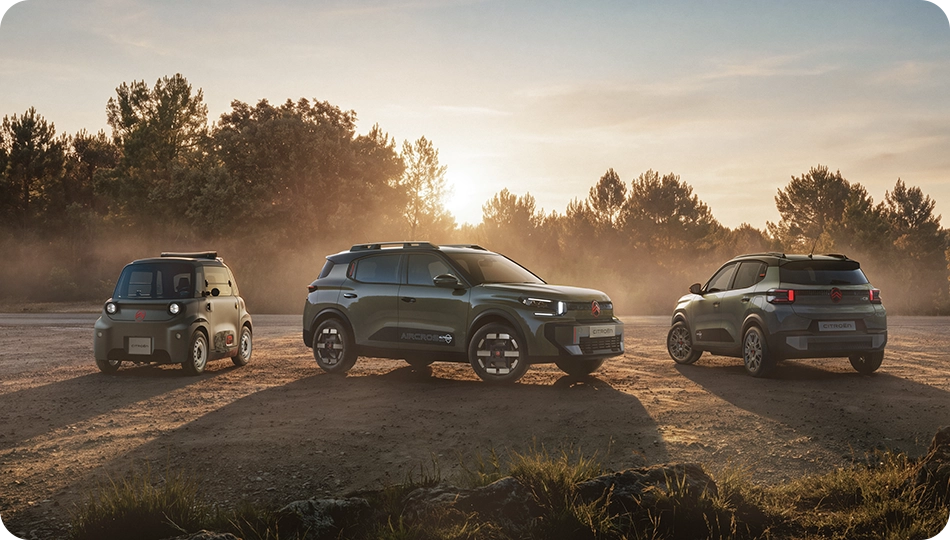 Line-up of the 3 Outdoor models: Citroën ëC3 Outdoor, Citroën ËC3 Aircross Outdoor, Ami Outdoor, thre-quarter views: front for Ami and ëC3 Aircross, rear for ëC3shows the transversality of the line-up with 3 complementary models in an outdoor environment