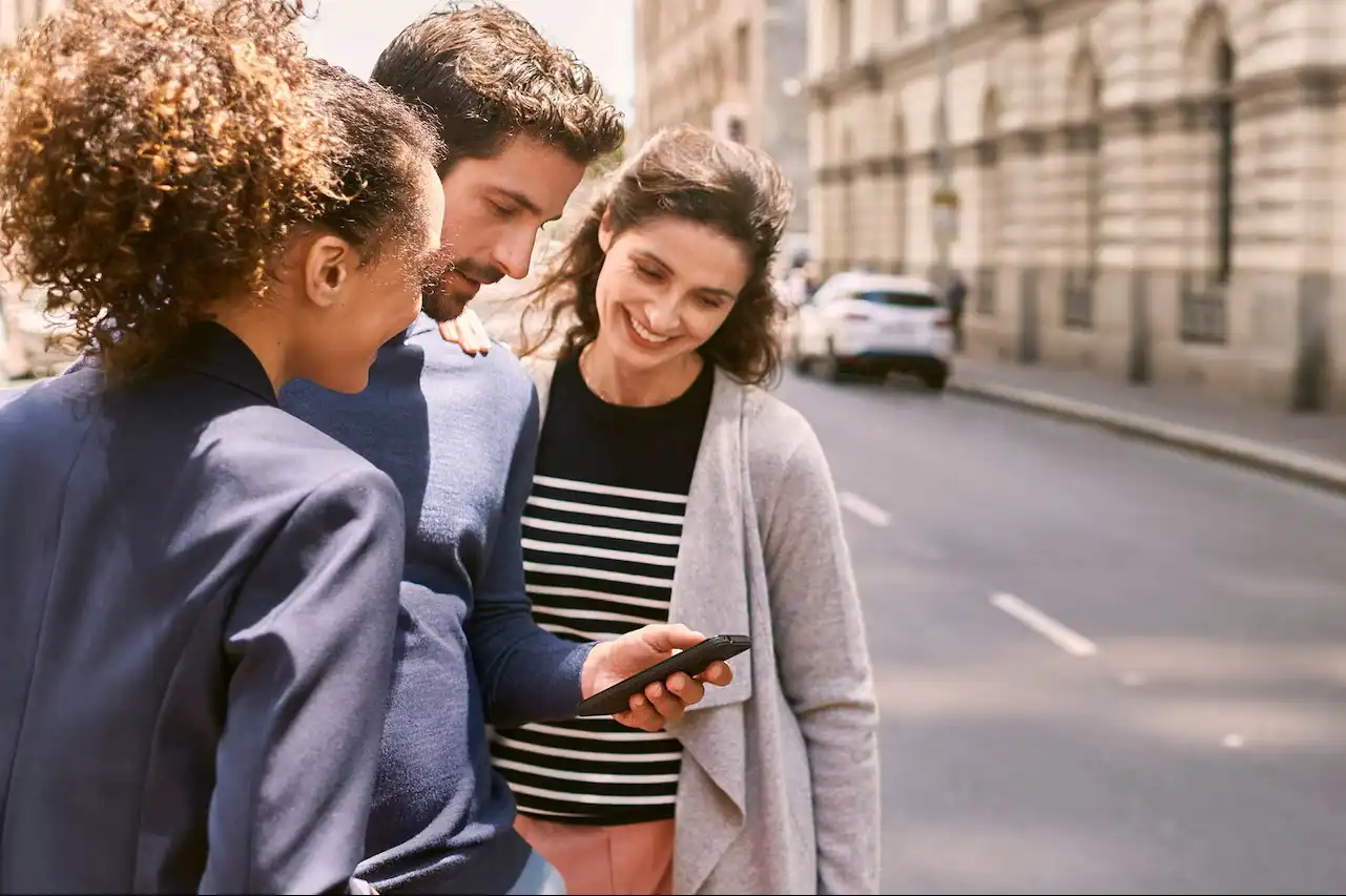 Personen die een smartphone gebruiken, als illustratie van toegang tot voertuiginformatie en services via de MyCitroën‑app.