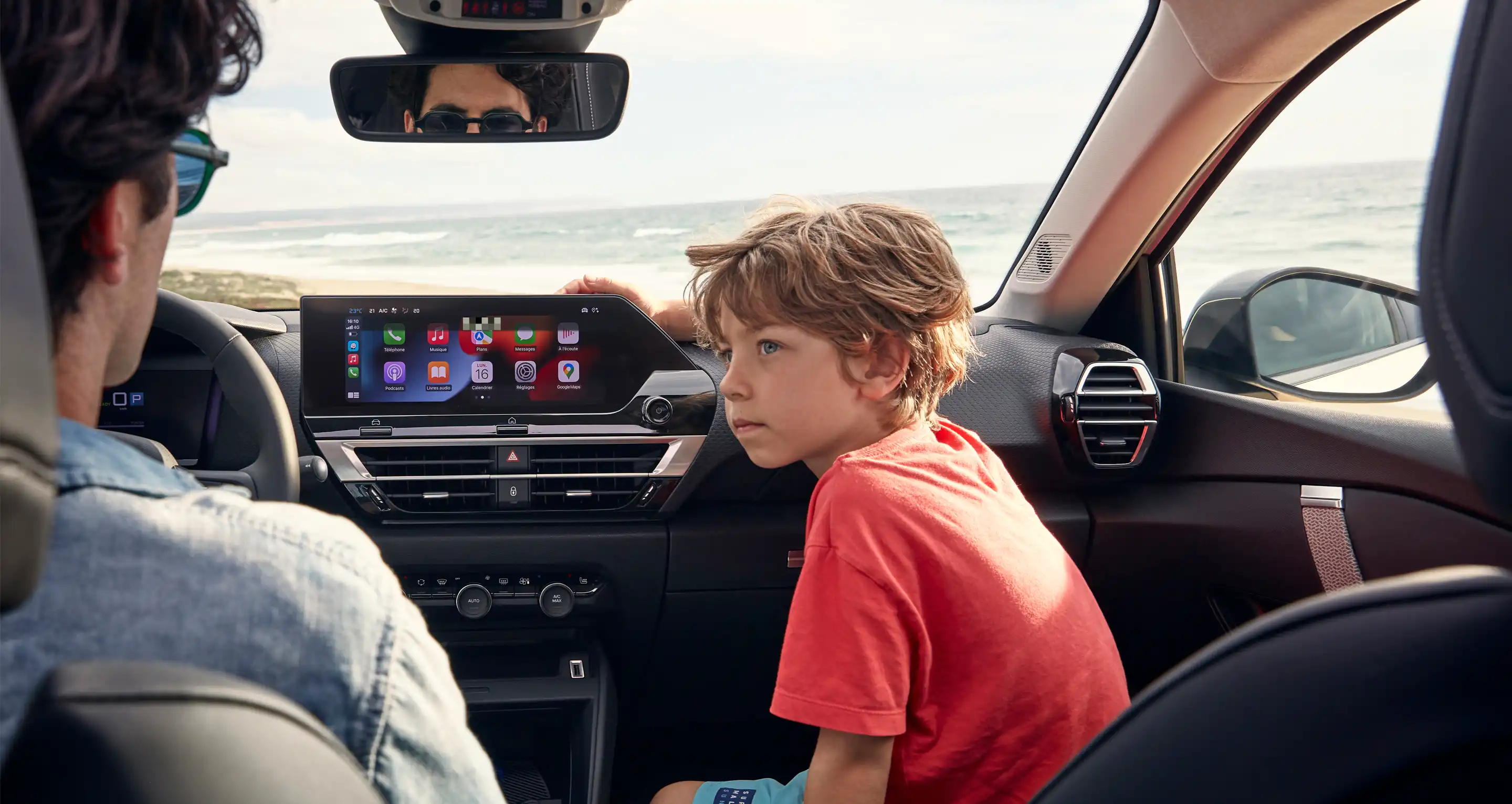 Interieuraanzicht van een Citroën‑voertuig met centraal scherm voor multimedia en connected entertainmentfuncties.