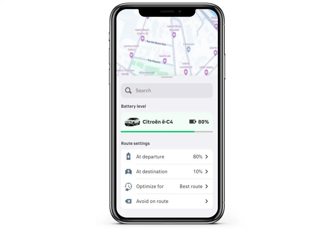 Smartphonescherm met elektrische routeplanner en laadstops, als illustratie van e‑ROUTES van Free2move Charge.