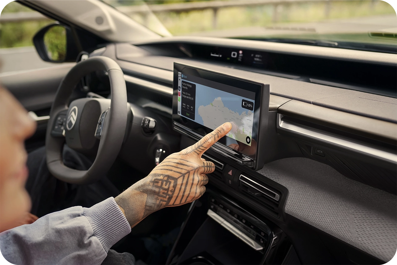 Citroën‑cockpit met navigatiescherm waarop connected routebegeleiding en realtime informatie wordt weergegeven.
