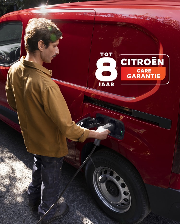 Man laadt zijn rode ë-Berlingo Van op